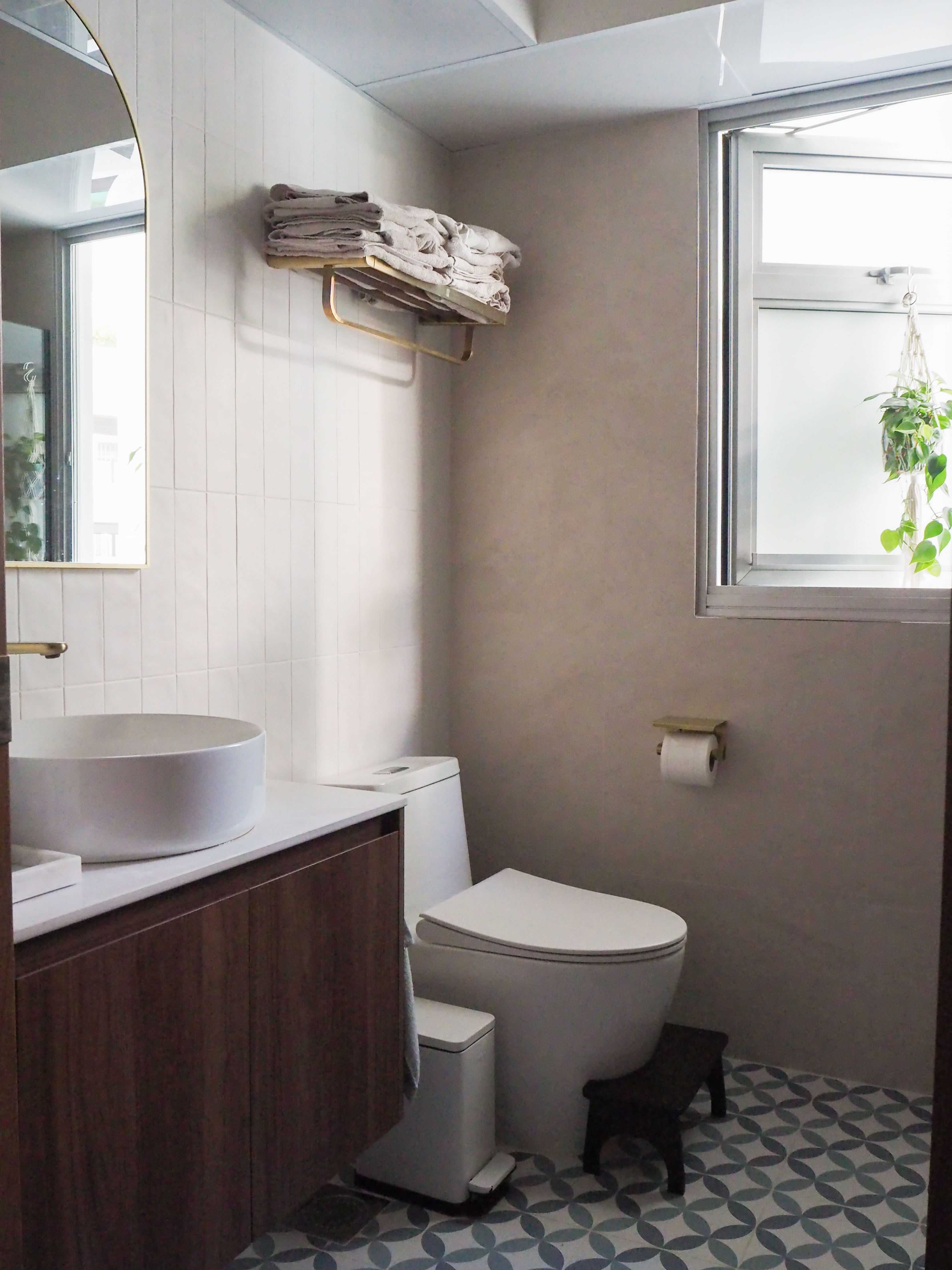 Our vibrant and subtle Mid-Century Modern Boho bathrooms - Modern bathroom with white tiled walls, large mirror, wooden