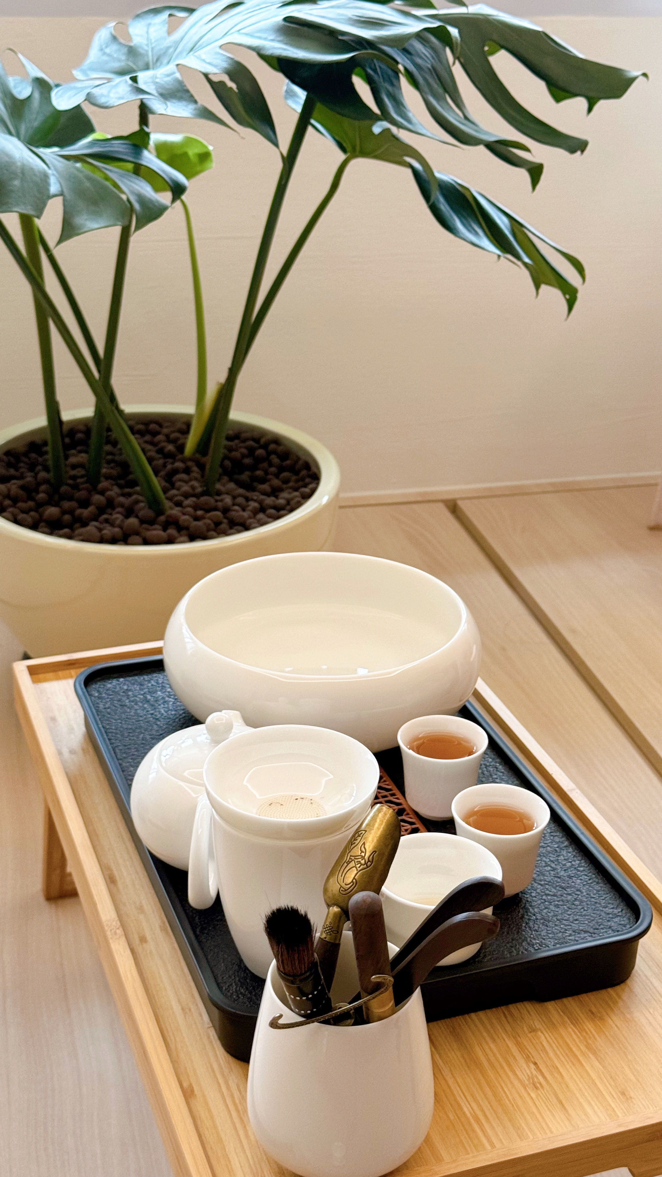 Weekends are for the tofus to nua at home 🏠 - Tea set, white teapot, cup, tea bag, wooden tray, black tray, white bowls