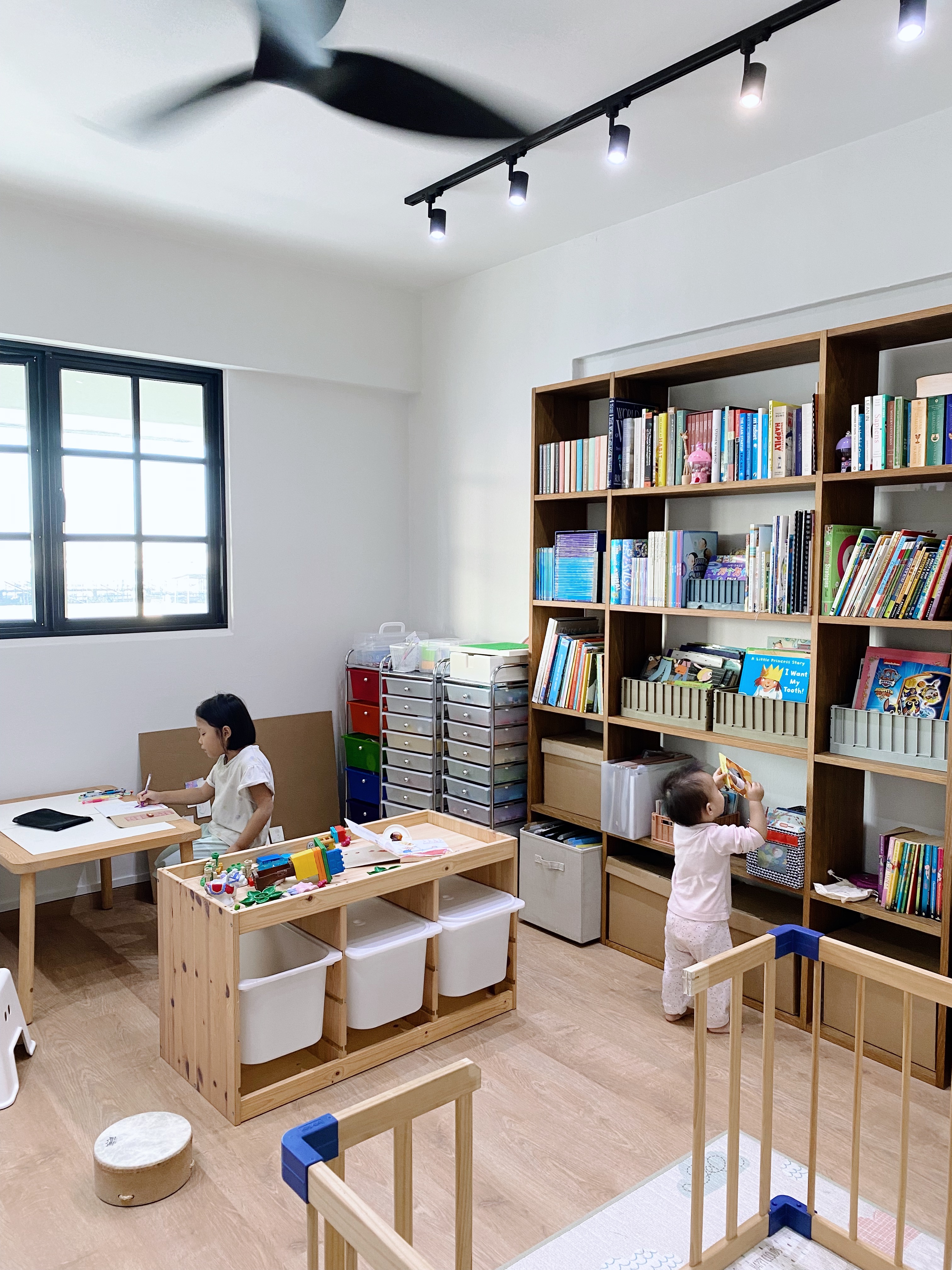 Cohabiting: working and playing together - Children's room, bookshelf, children's activities, wooden furniture, child's