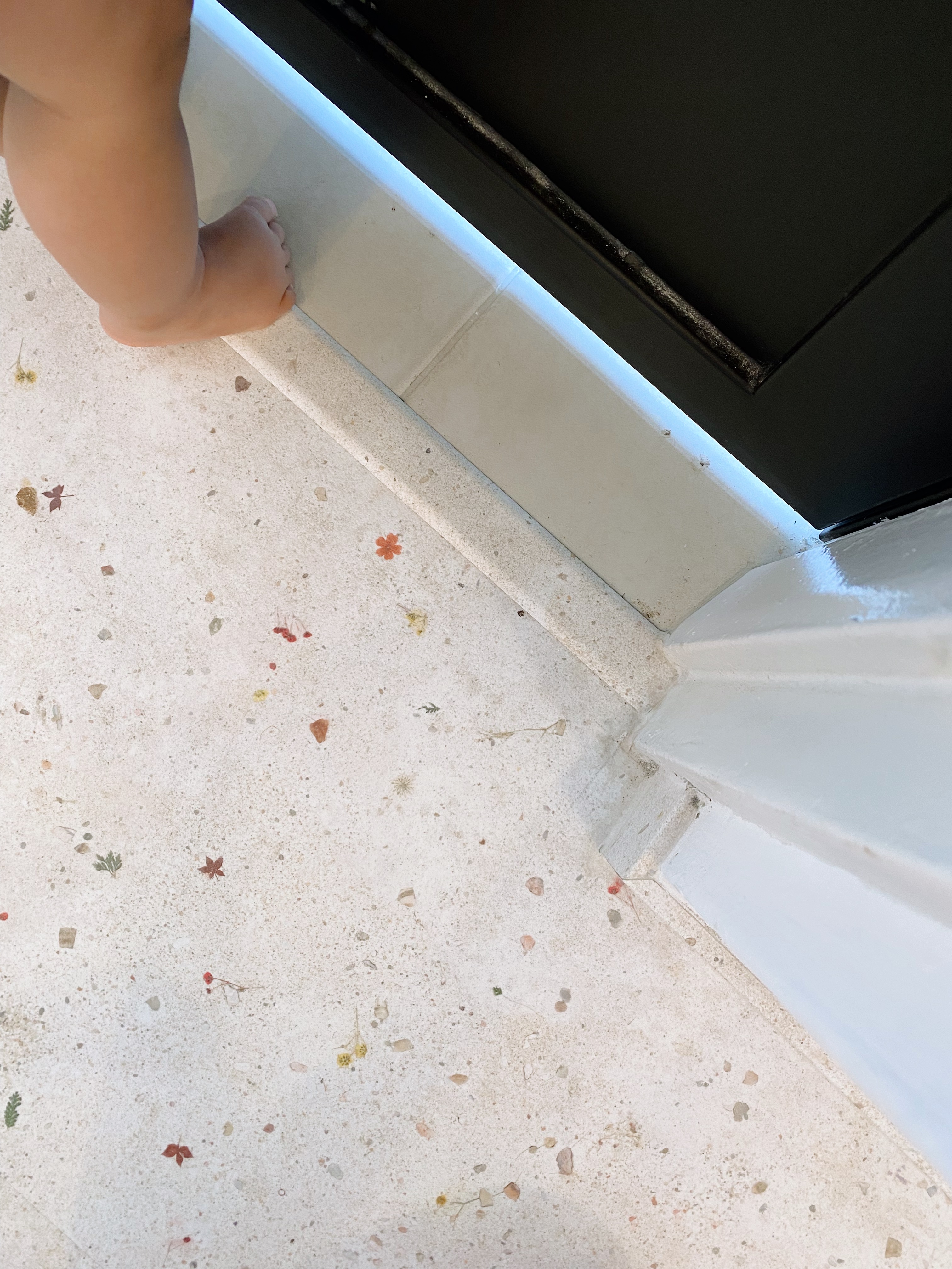 (work in place) doorways and corridors  - Floor, step, edge, tile, pattern, scattered leaves, small debris, child's foot