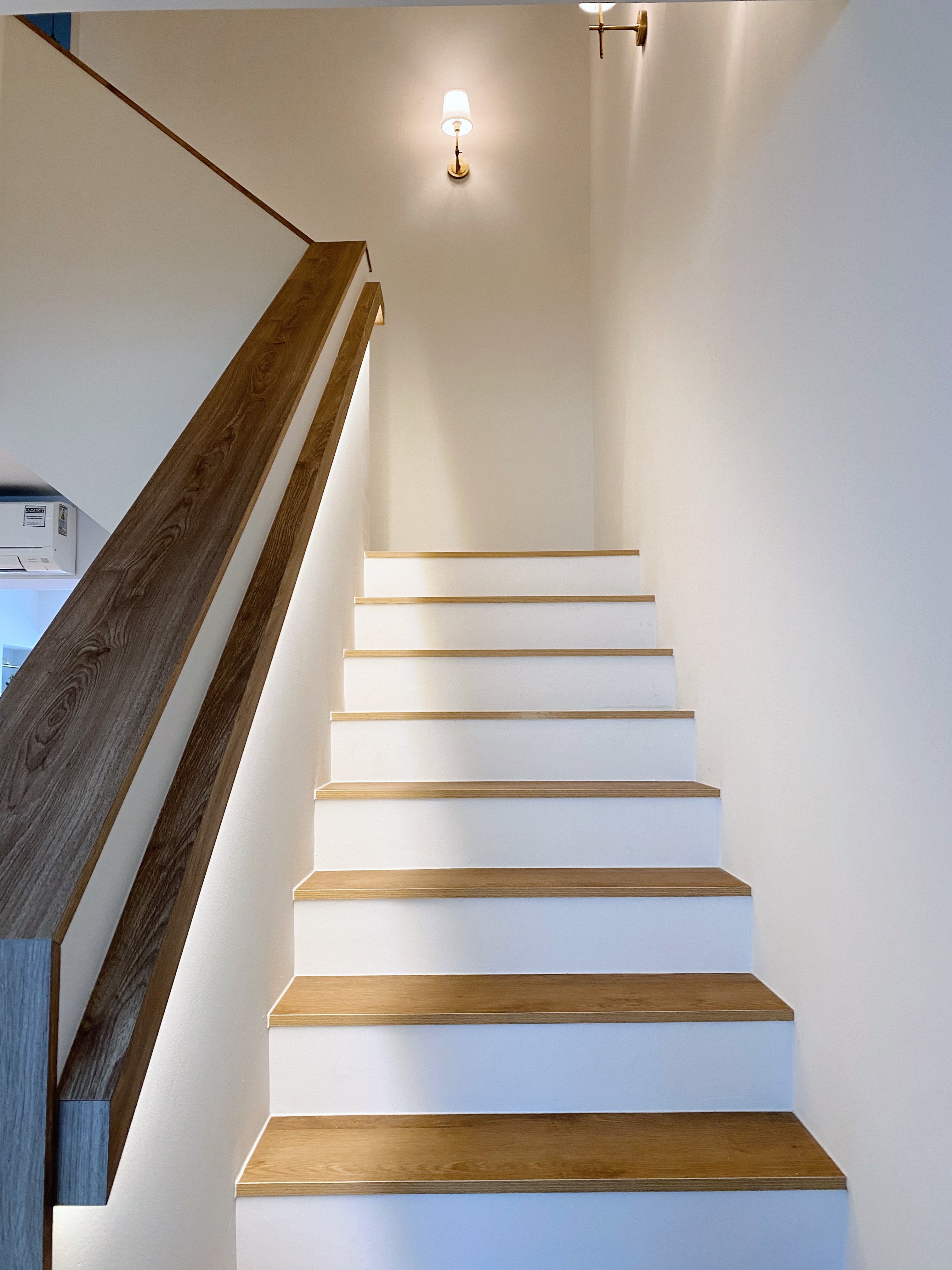 (work in place) doorways and corridors  - Modern staircase with wooden steps and light-colored walls, minimalist design