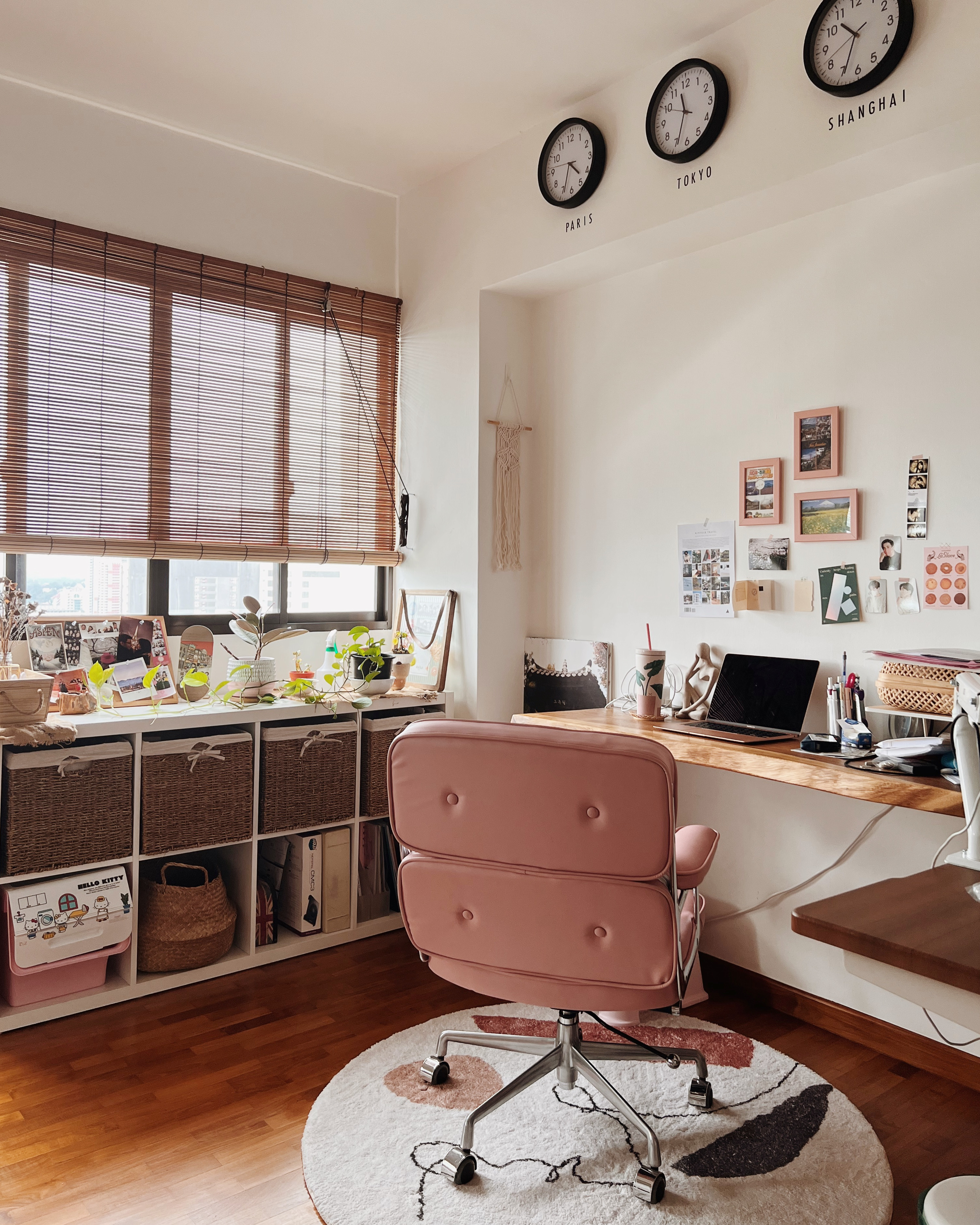 Travel-inspired-Farmhouse-Study-Room-with-Loose-Furnishings