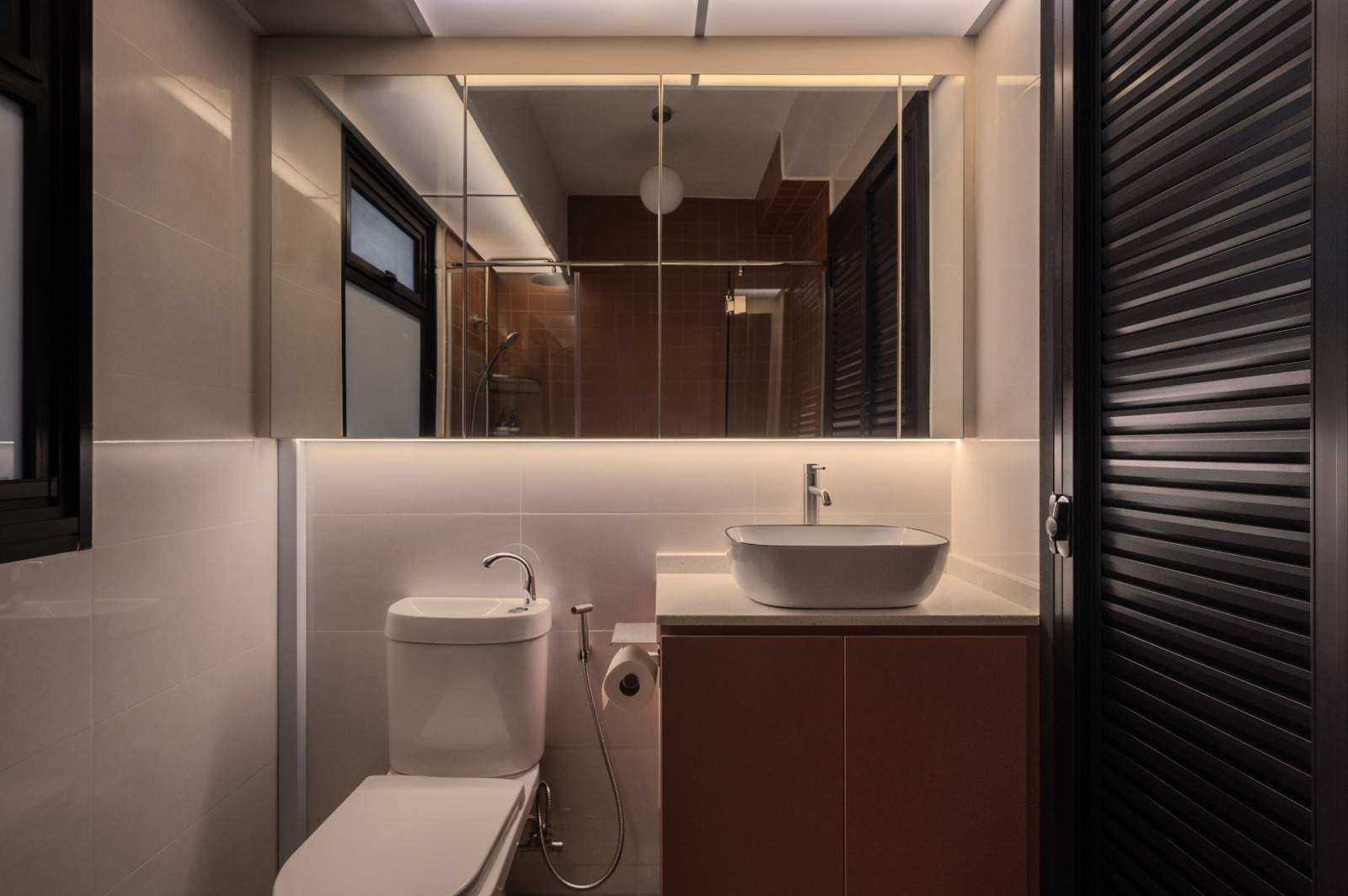 Into the room of the porcelain throne🚽🧻 - Modern minimalist bathroom, sleek design, large mirror, white toilet, built-in
