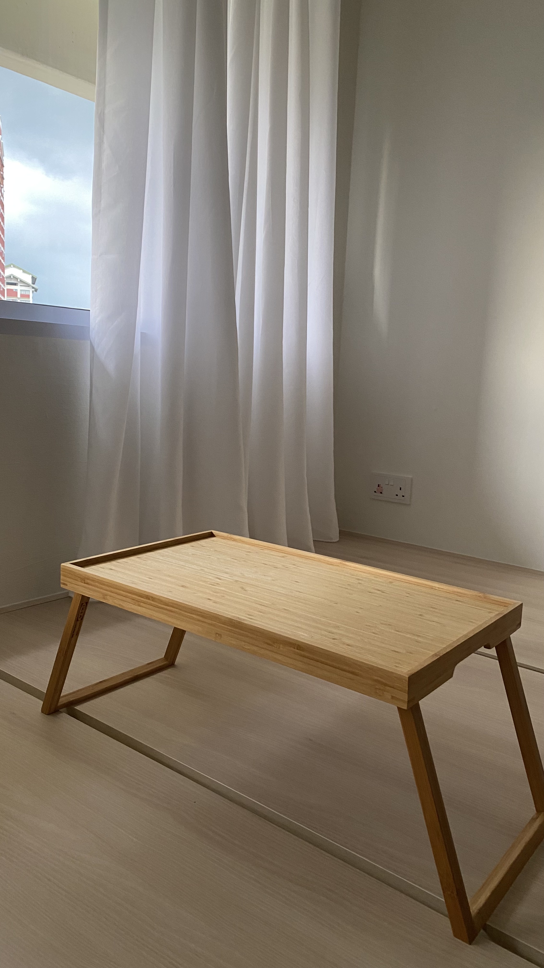 The tofus' favourite room: their chill area! - Wooden bench, minimalist design, light wooden surface, natural light, white