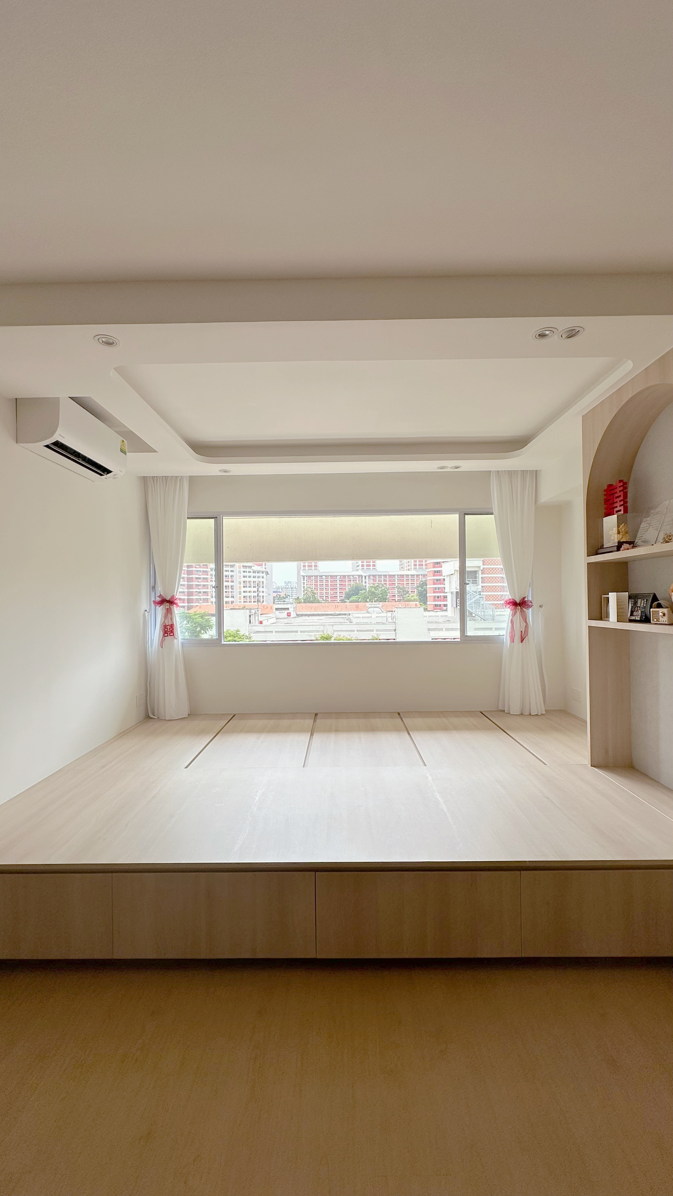 The tofus' favourite room: their chill area! - Modern minimalist room, spacious interior, large window, white walls, light