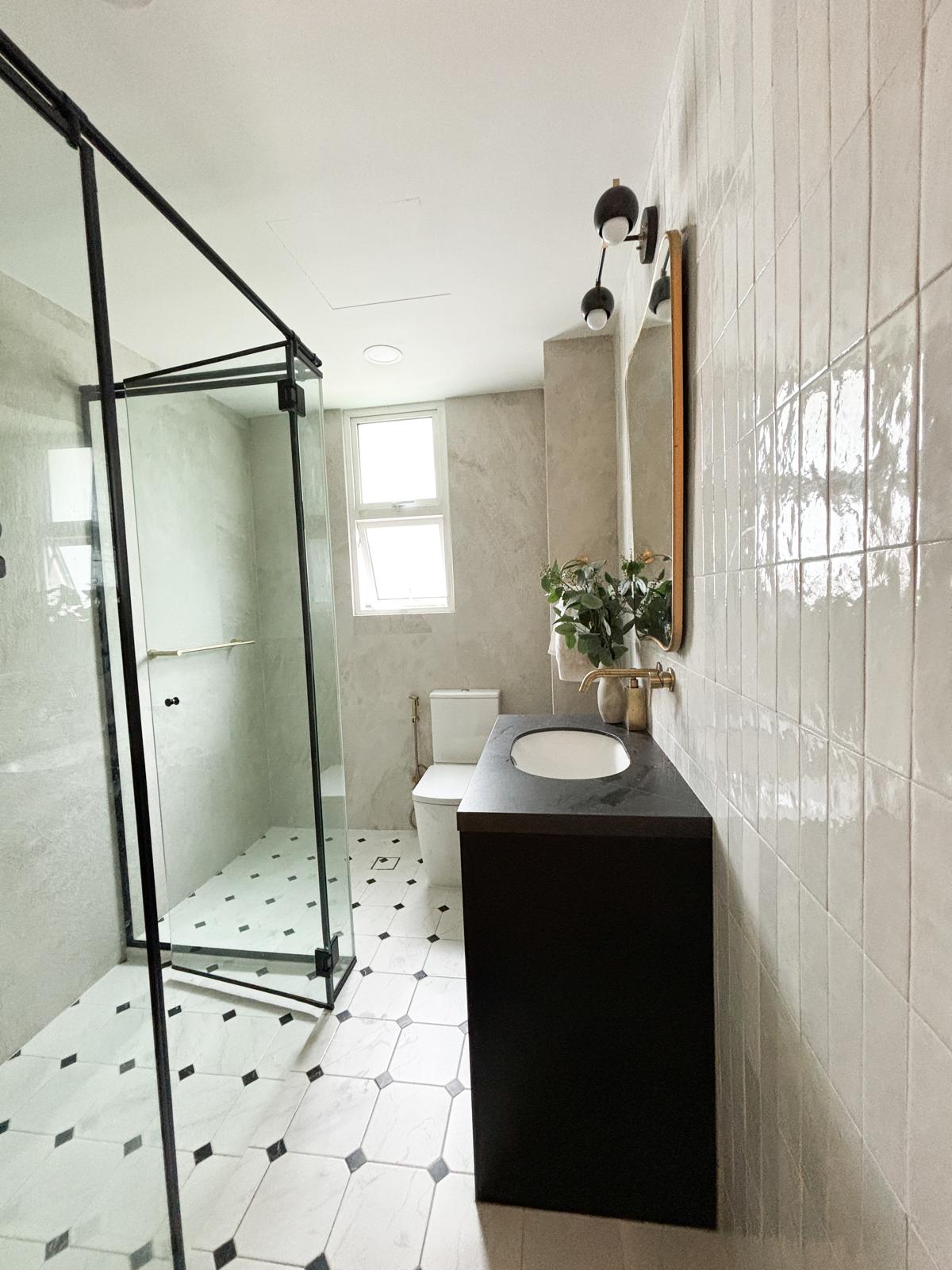 Black-and-white-bathroom-with-lots-of-natural-lighting-