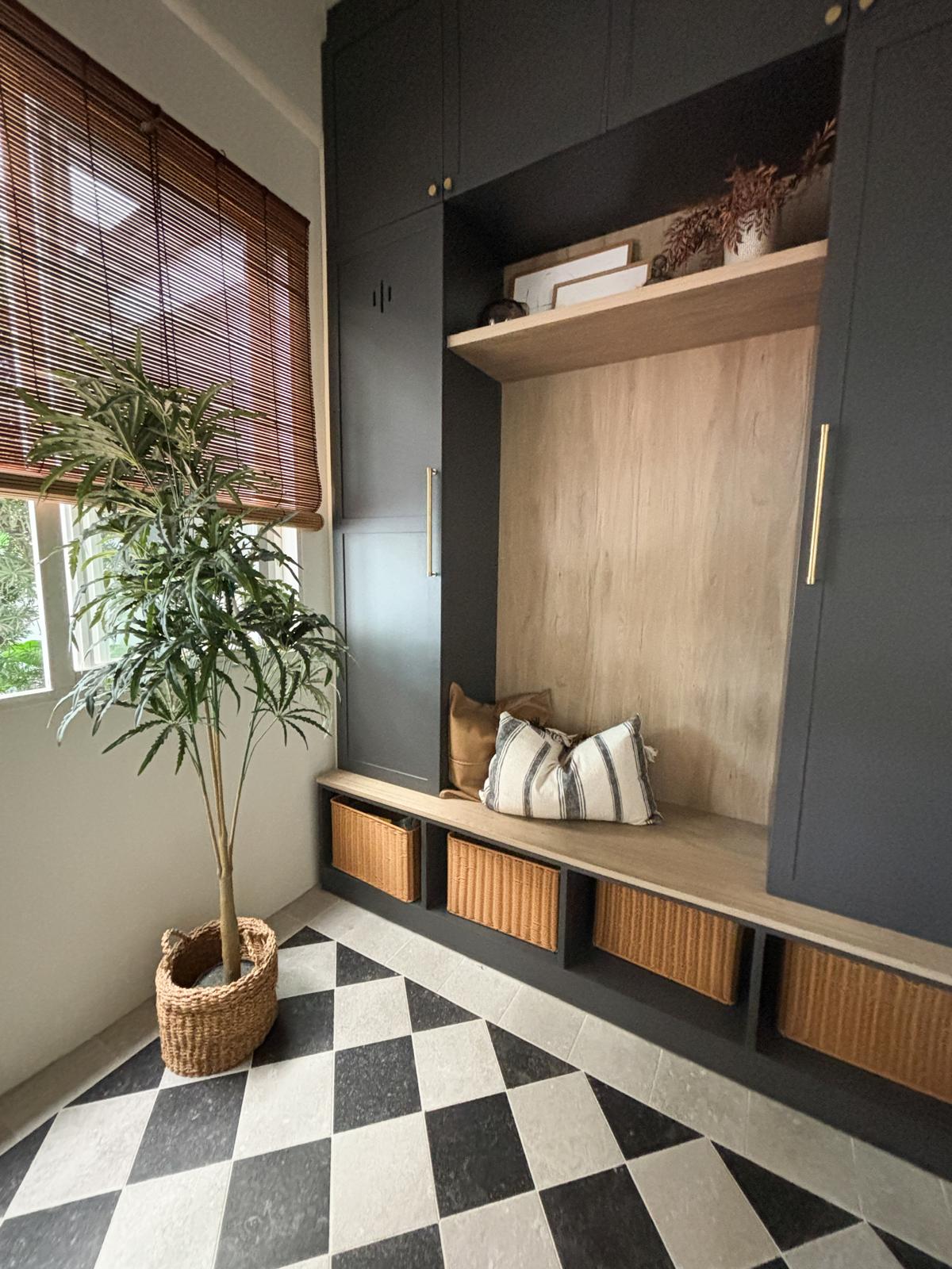 Creating a functional and cosy entryway  - modern living room corner, cozy nook, built-in shelving, dark gray cabinets, woven