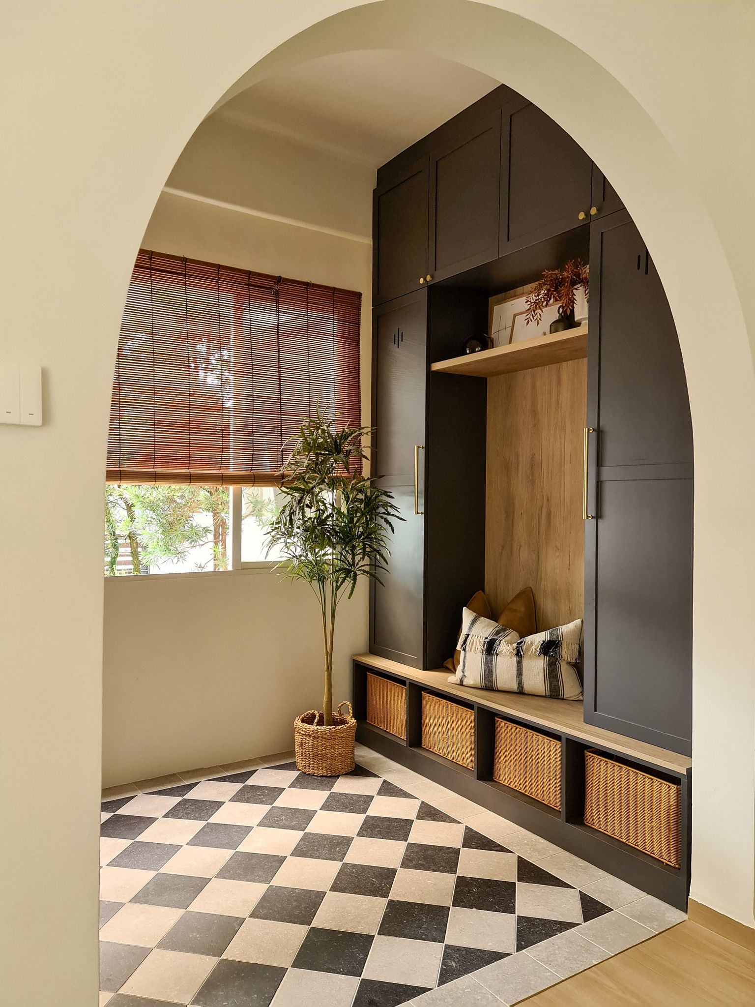 Creating a functional and cosy entryway  - black and white checkered floor, modern interior design, cozy corner, wooden