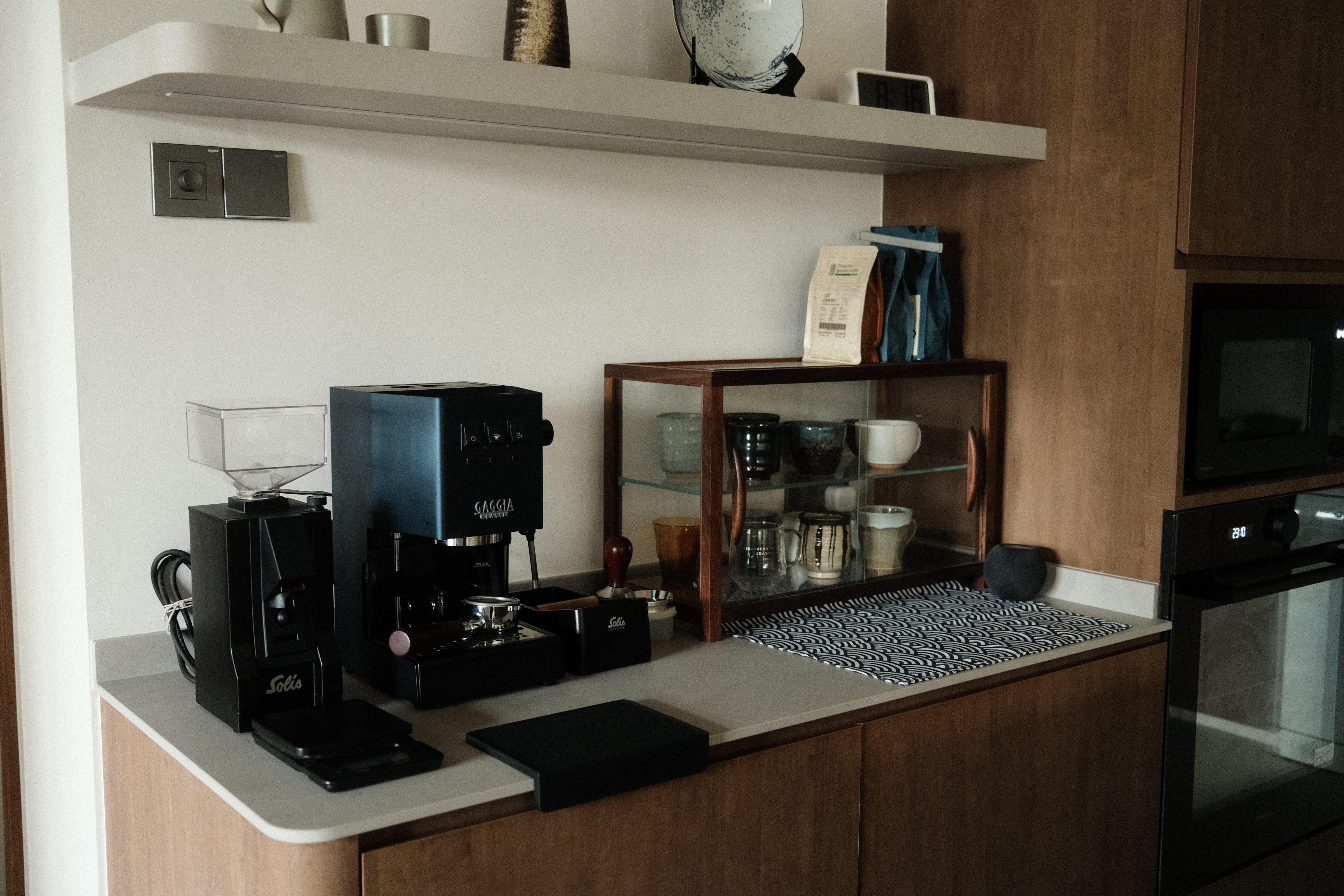Setting up a coffee bar at home - Black coffee machine, glass coffee filter, black Solis coffee machine, wooden kitchen