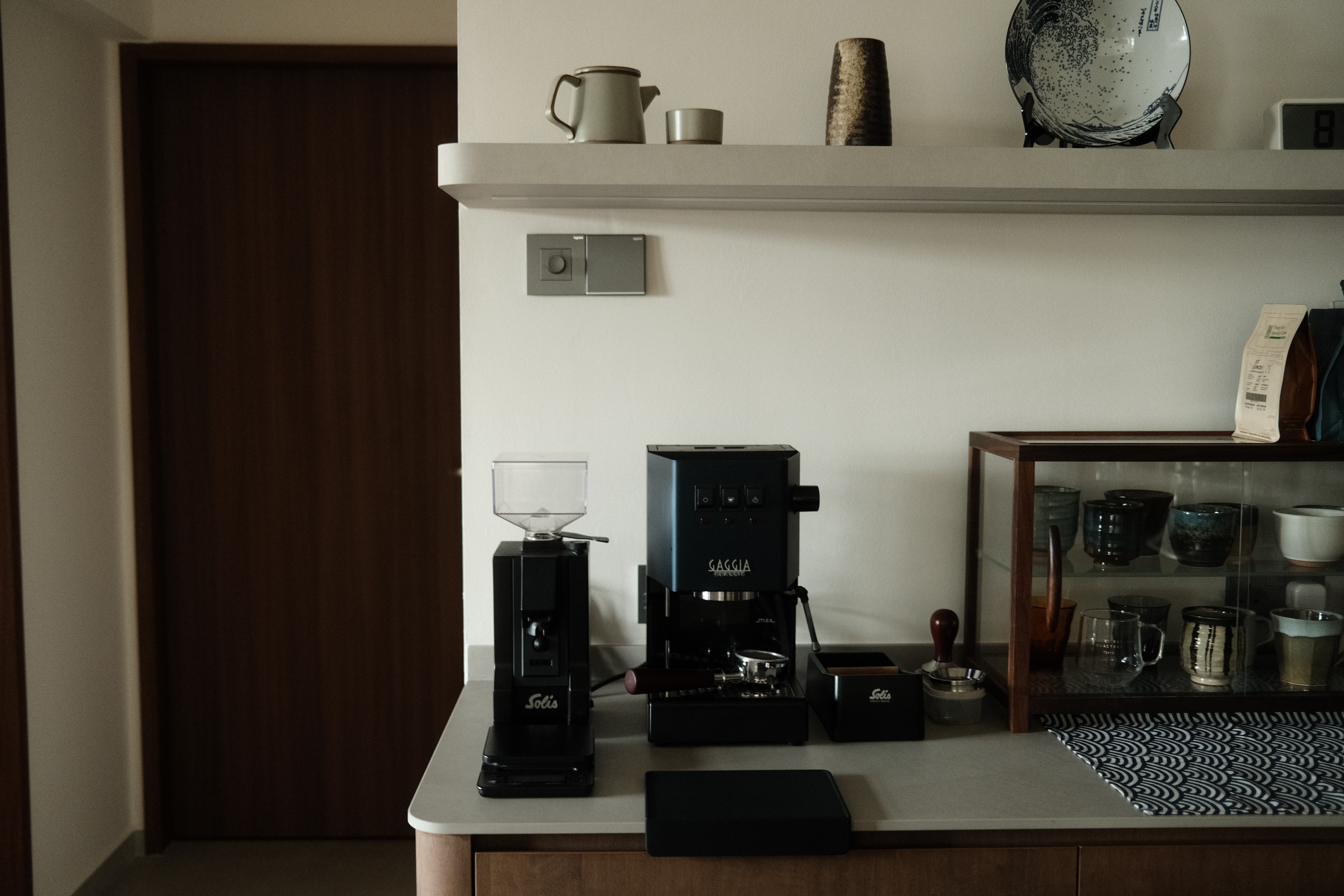 Setting up a coffee bar at home - black coffee machine, black siodis coffee machine, modern kitchen, minimalist design