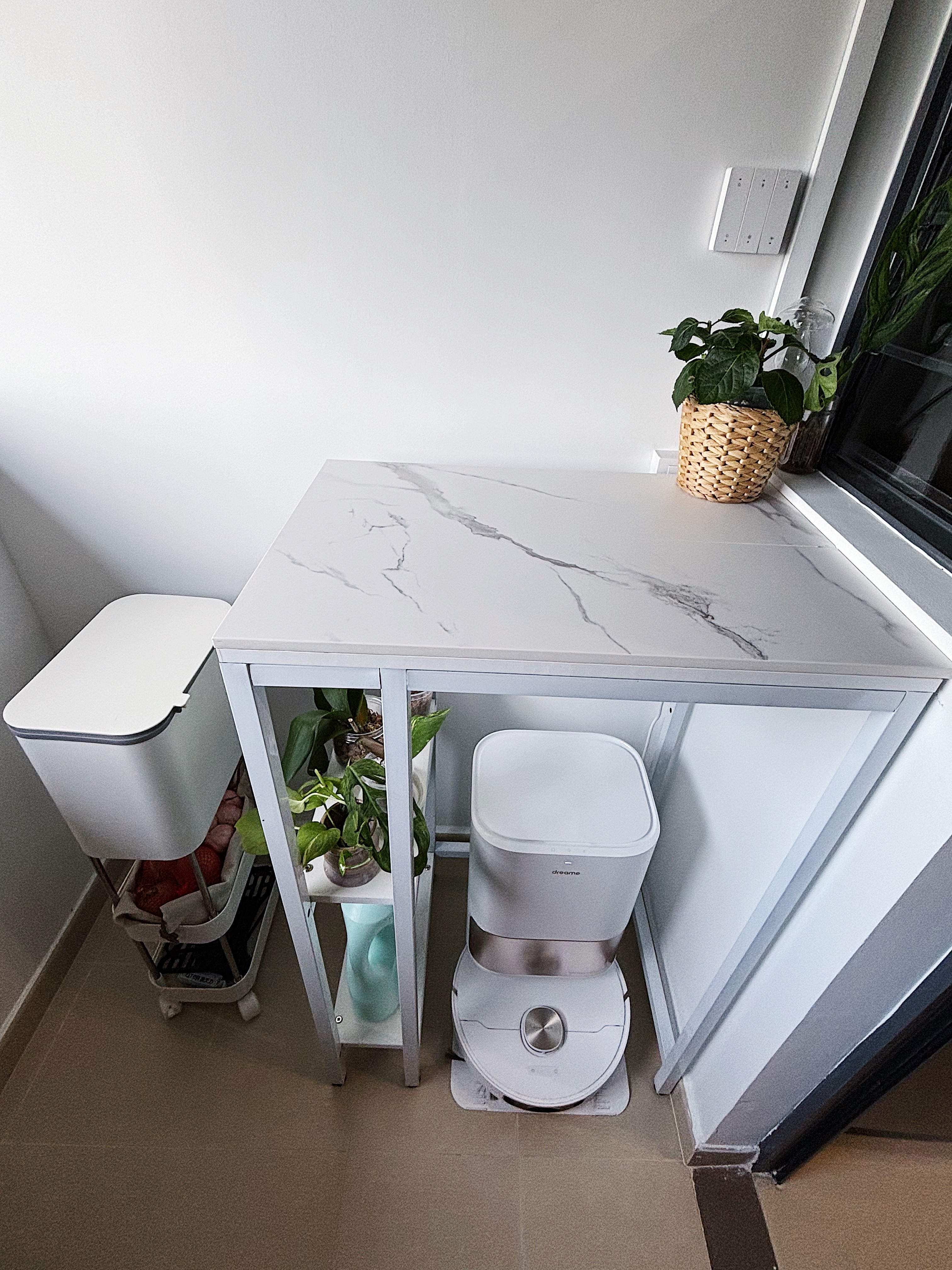 5 best purchases to make our life easier at home! - White marble countertop, modern kitchen sink, white trash can, small