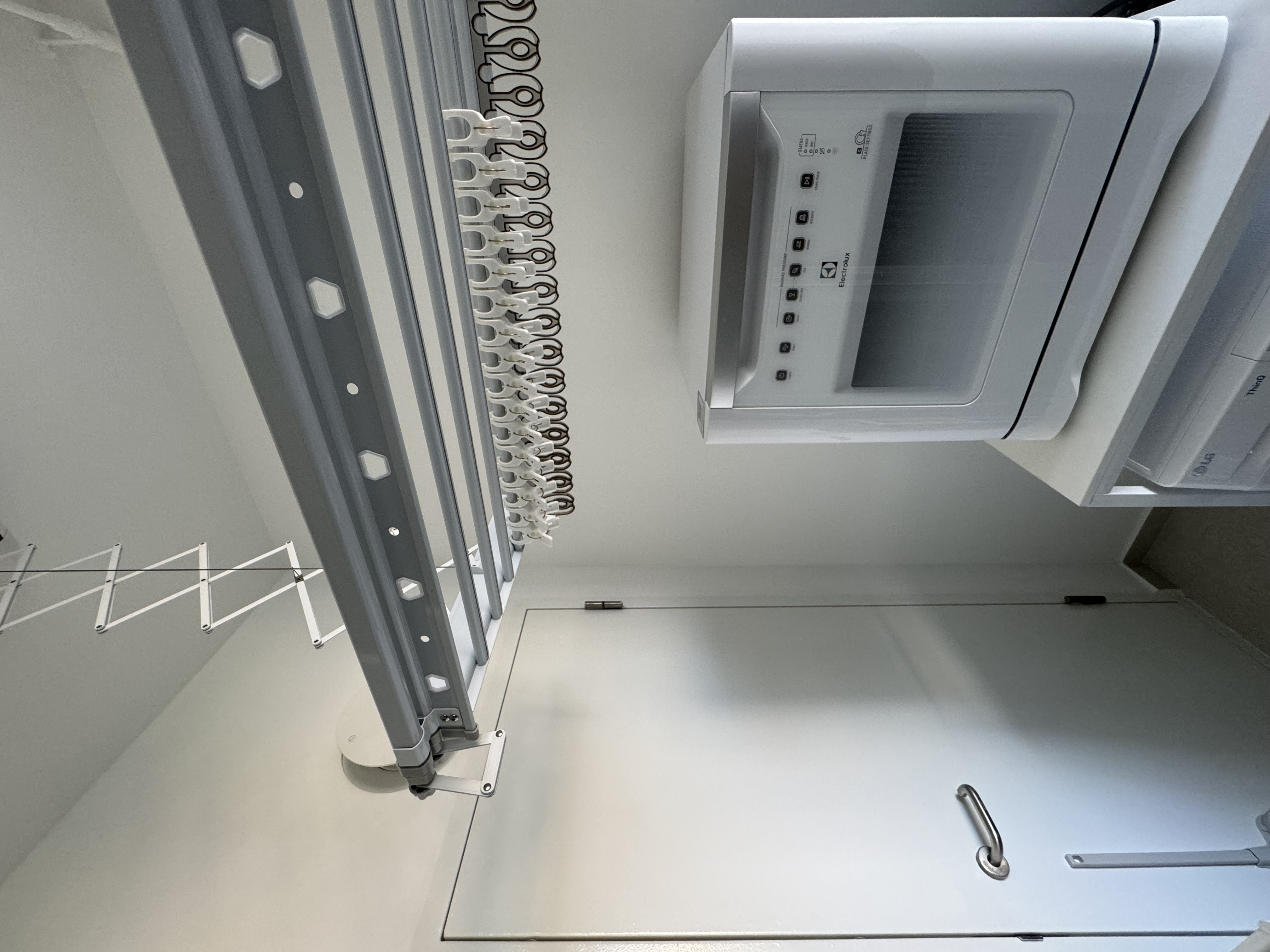 Yard With A View - microwave, oven, kitchen, cabinets, storage, pull-out drawer, pull-out shelf, wall-mounted rack, modern