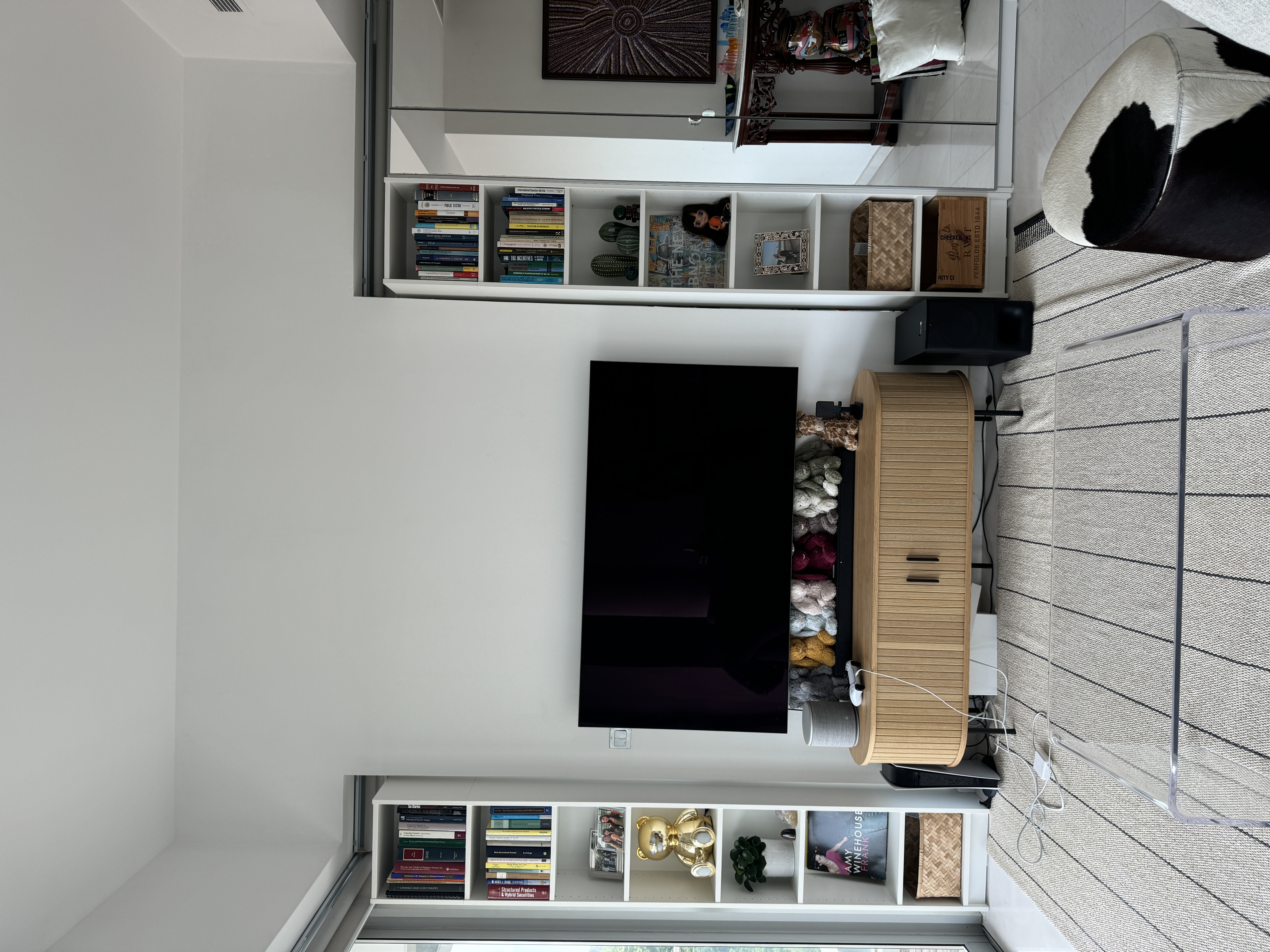 The process of finding space and comfort: the living room - Modern living room, minimalist decor, white shelves, bookshelf