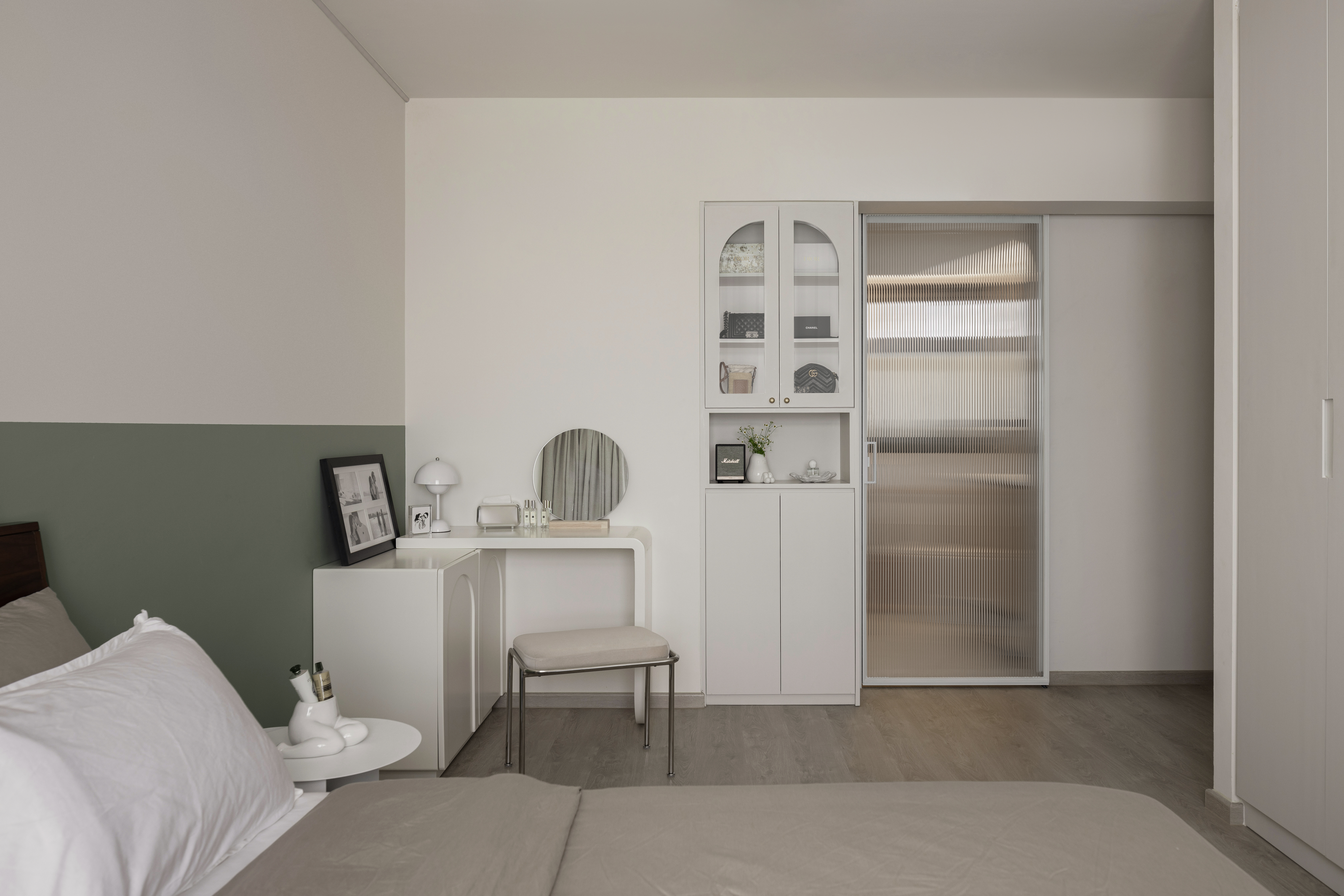 Cozy and creamy living space with a warm inviting ambience - Minimalist bedroom with modern decor, neutral color palette