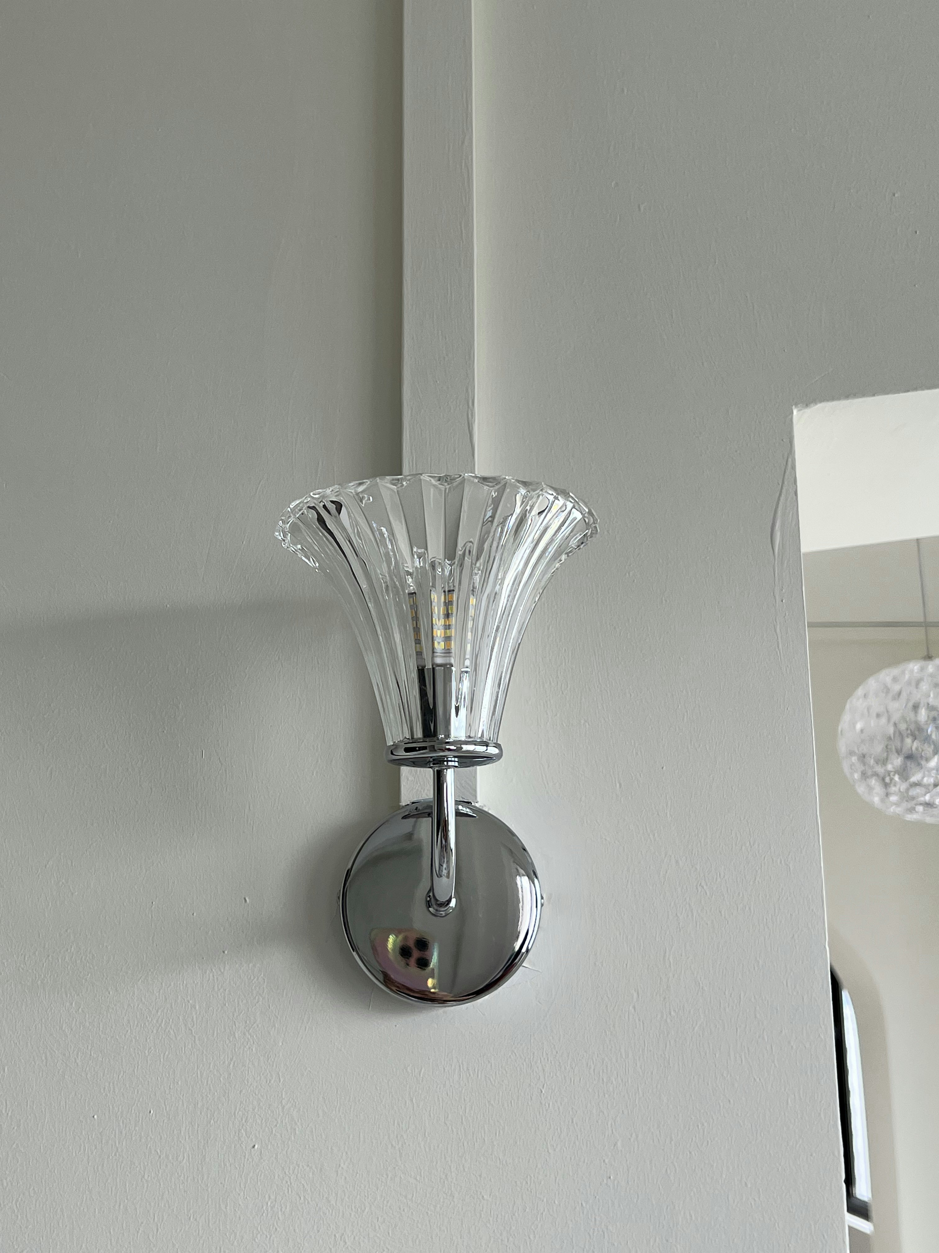 Welcome to our home! A mix of contemporary, modern and bold colours. - Clear glass lamp with intricate design, mounted on