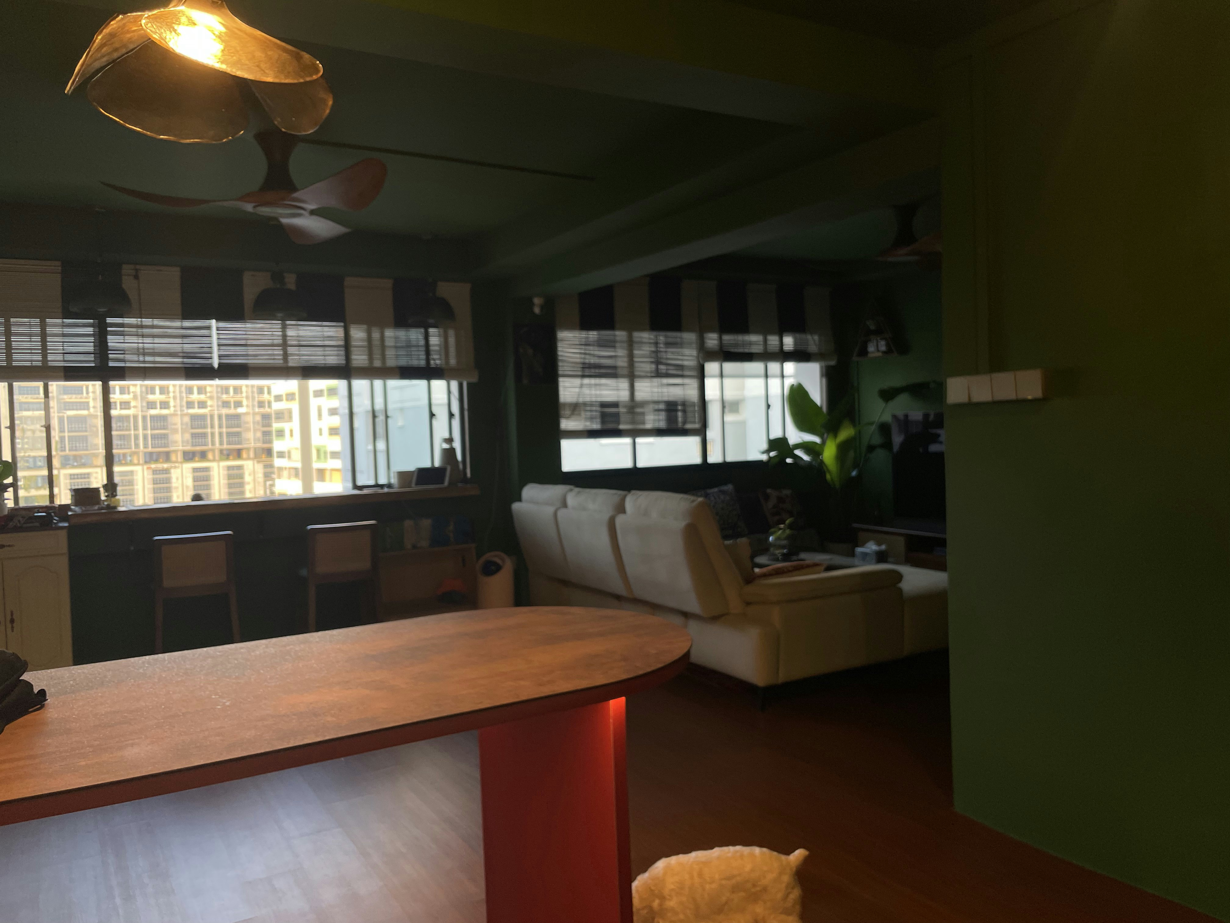 A unique blend of mid-century charm & cottage coziness - Modern living room, cozy atmosphere, large windows, striped blinds