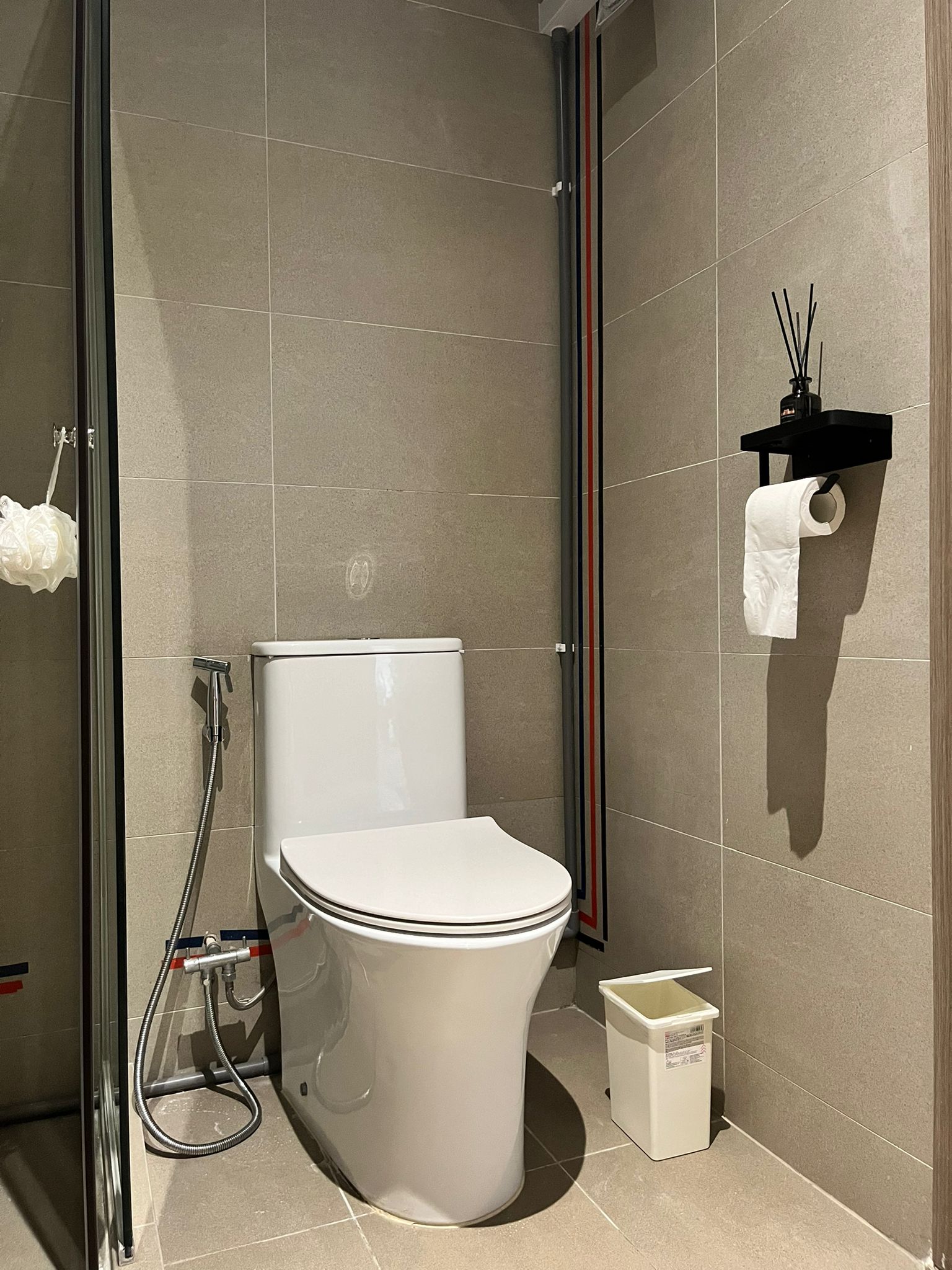 House Tour: Creating a Clutter-free and Inviting Space in a 3-Rm BTO  - Modern minimalist bathroom, sleek toilet, tiled