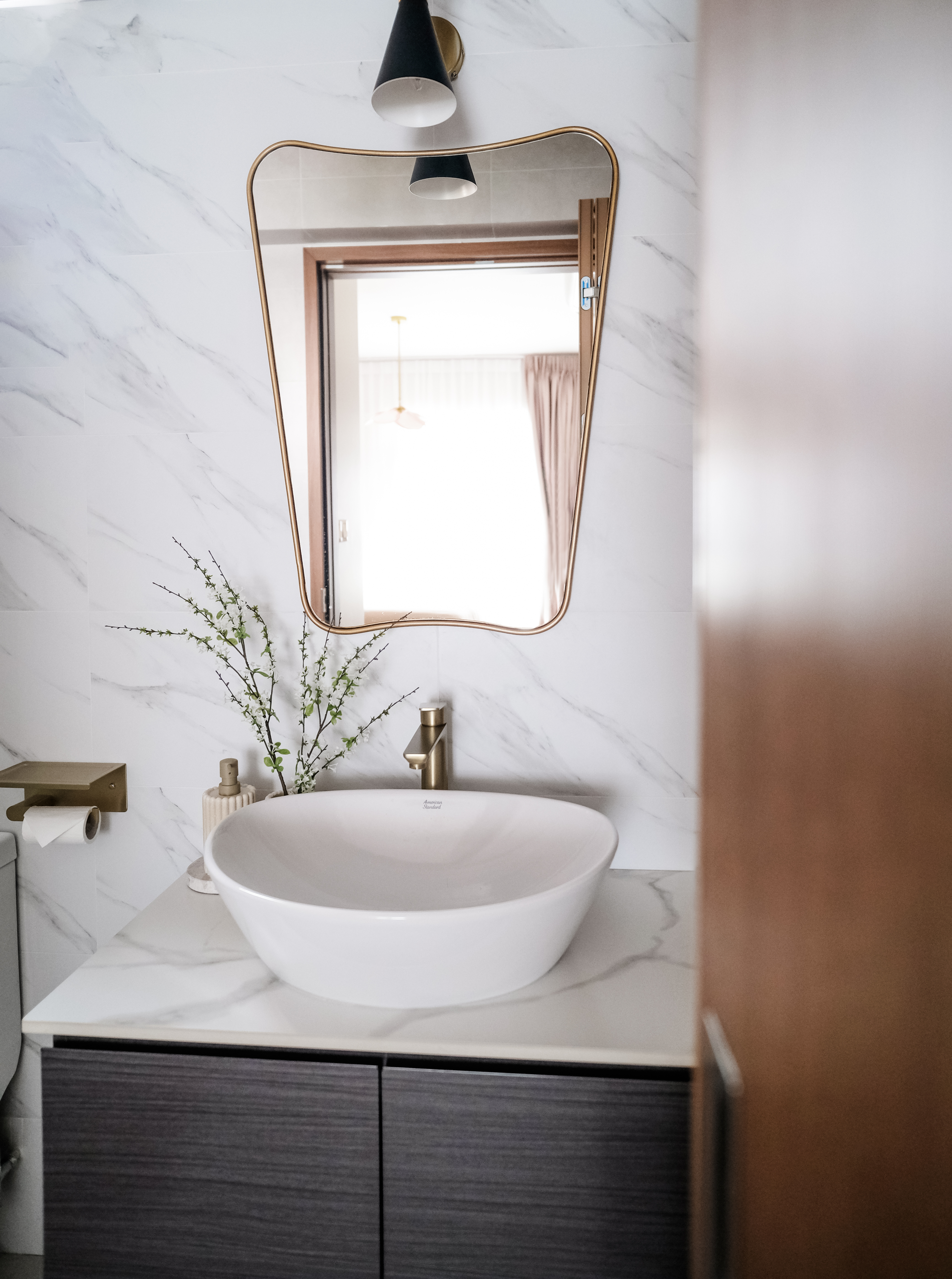 Modern-Home-With-A-Large-Kitchen-Island-Around-A-Pillar.