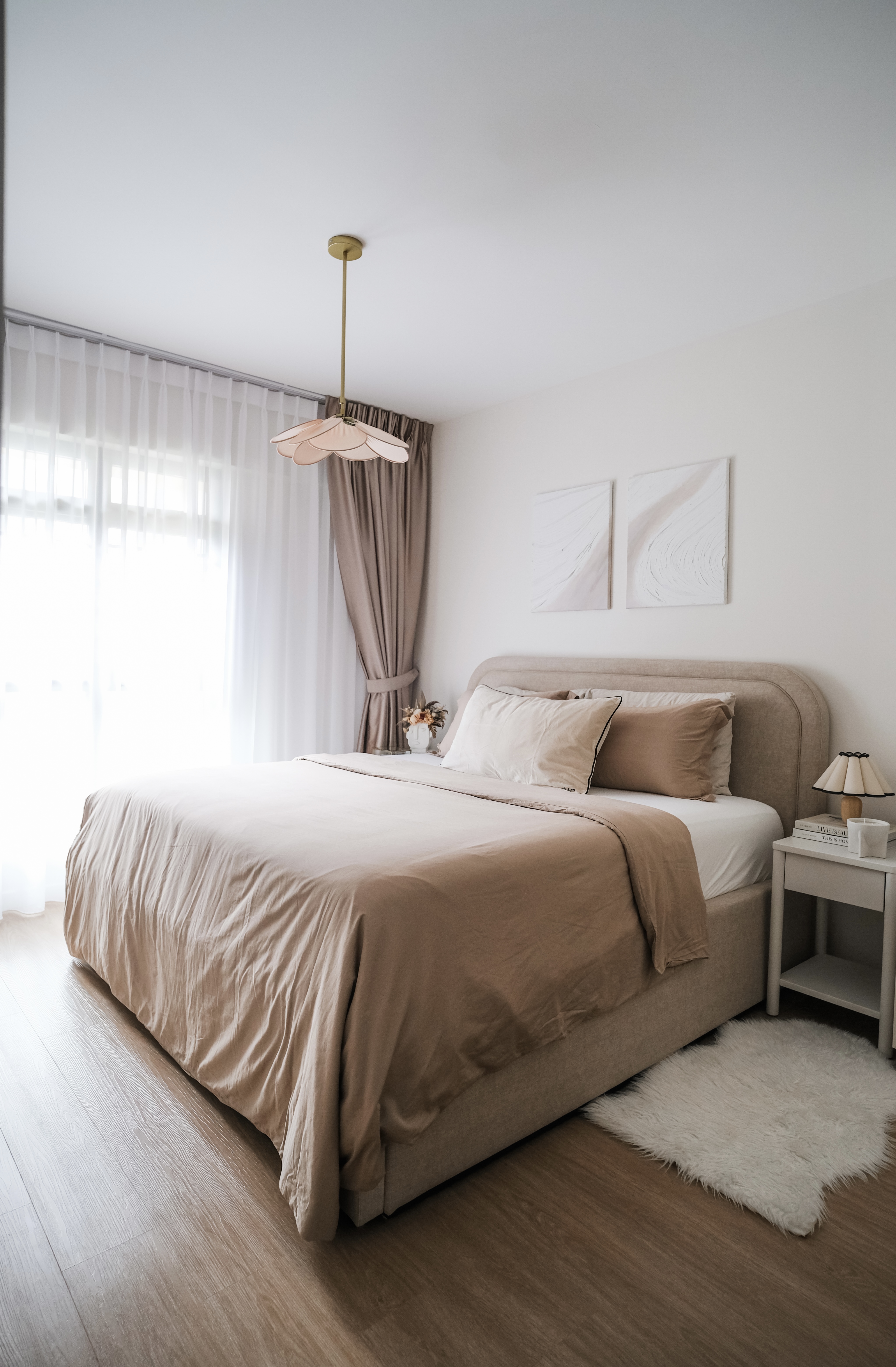 Modern-Home-With-A-Large-Kitchen-Island-Around-A-Pillar.