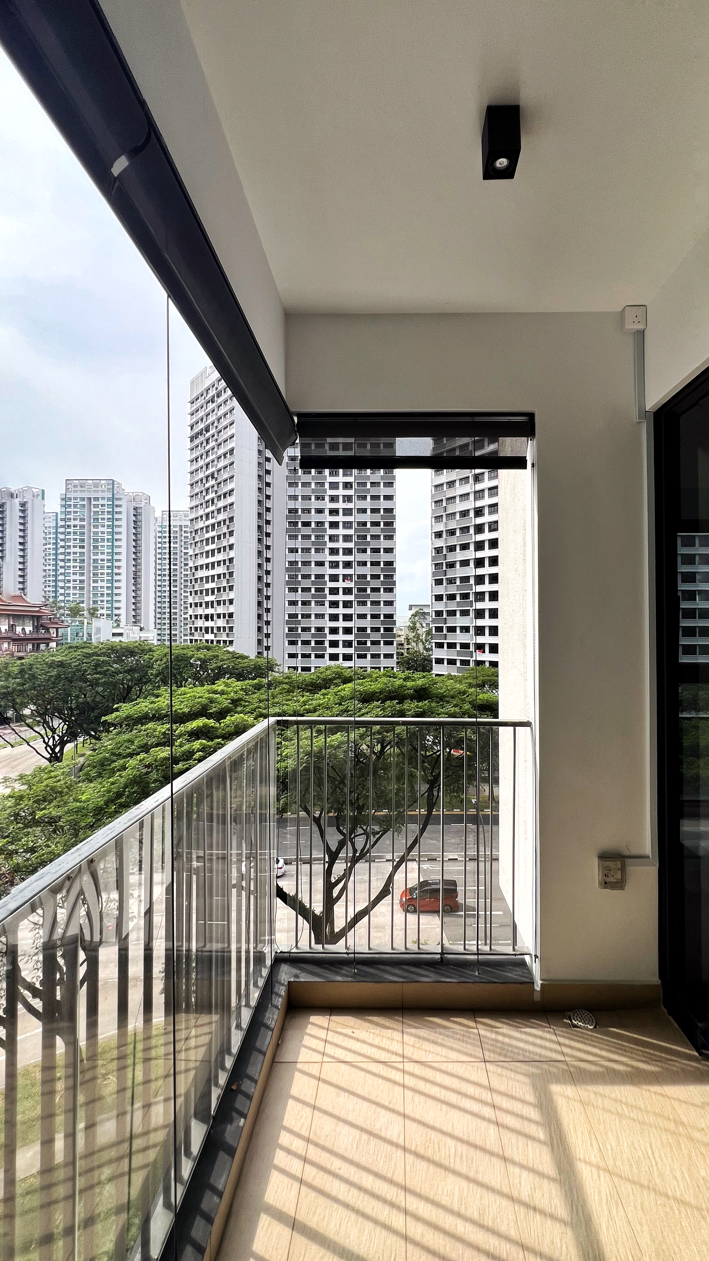 Our little cosmopolitan treehouse! - Glass balcony, modern design, urban view, tall buildings, residential area, high-rise