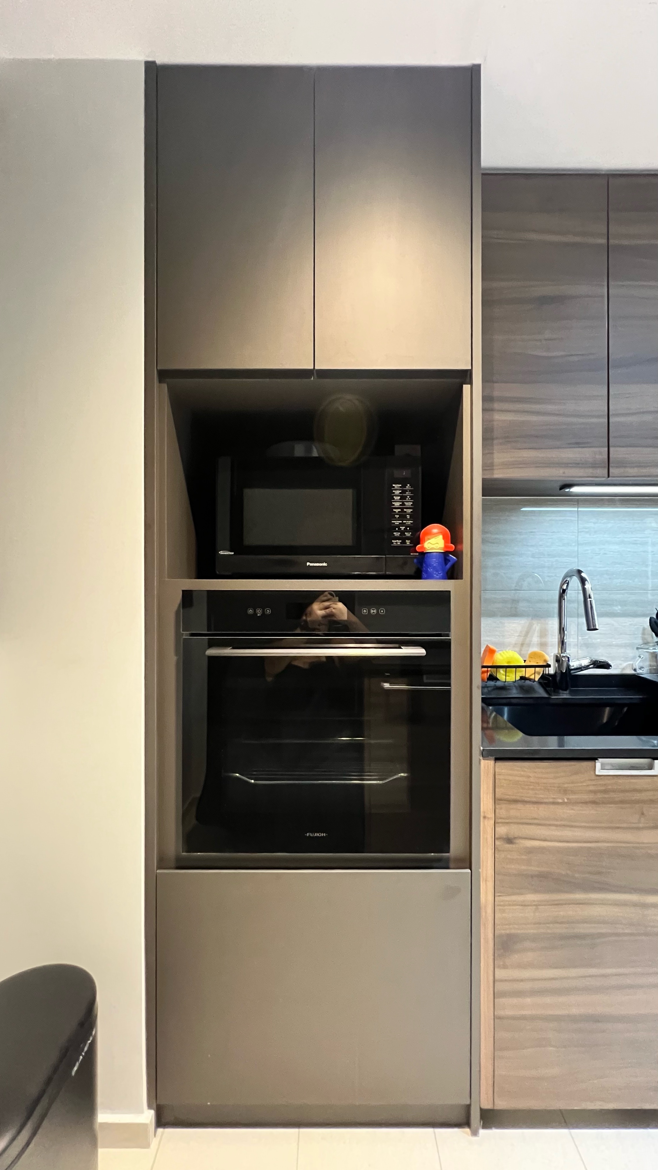 Our little cosmopolitan treehouse! - Modern kitchen with built-in appliances, stainless steel cabinets, black ovens and