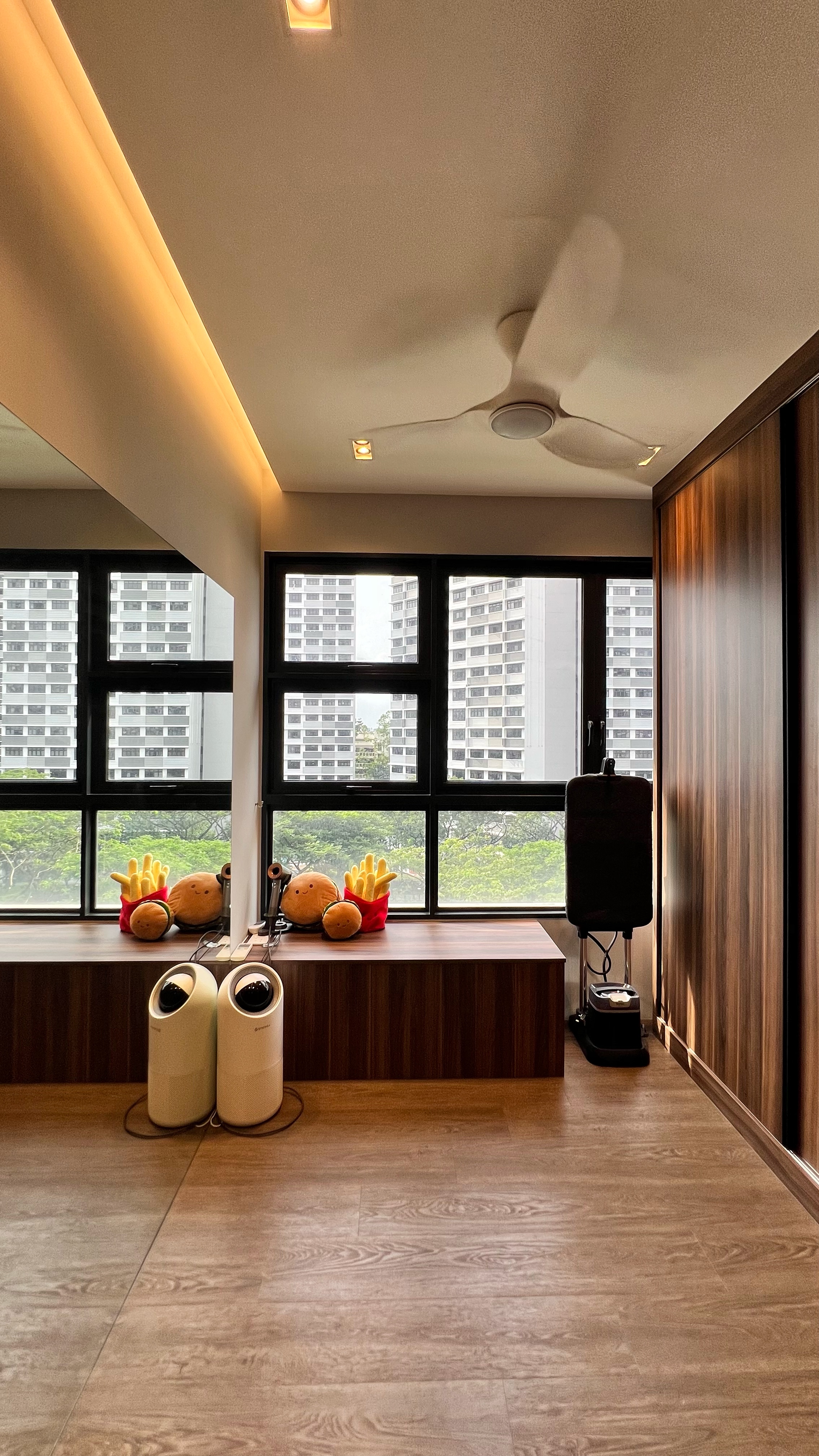 Our little cosmopolitan treehouse! - Large windows, modern interior, wooden floor, ceiling fan, indoor plants, plush toys