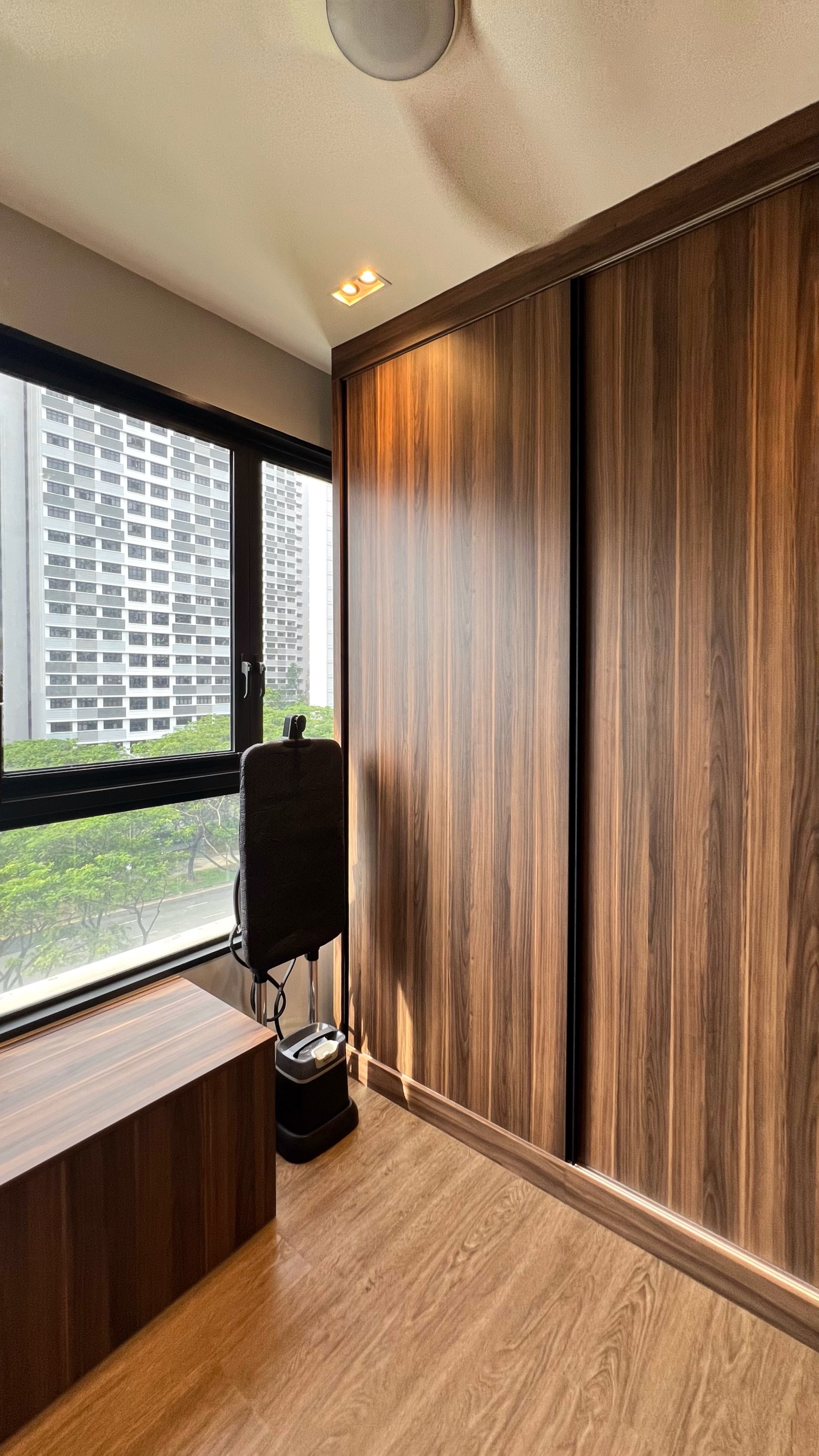 Our little cosmopolitan treehouse! - Wooden cabinetry, large windows, modern design, indoor plant, city view, tall buildings