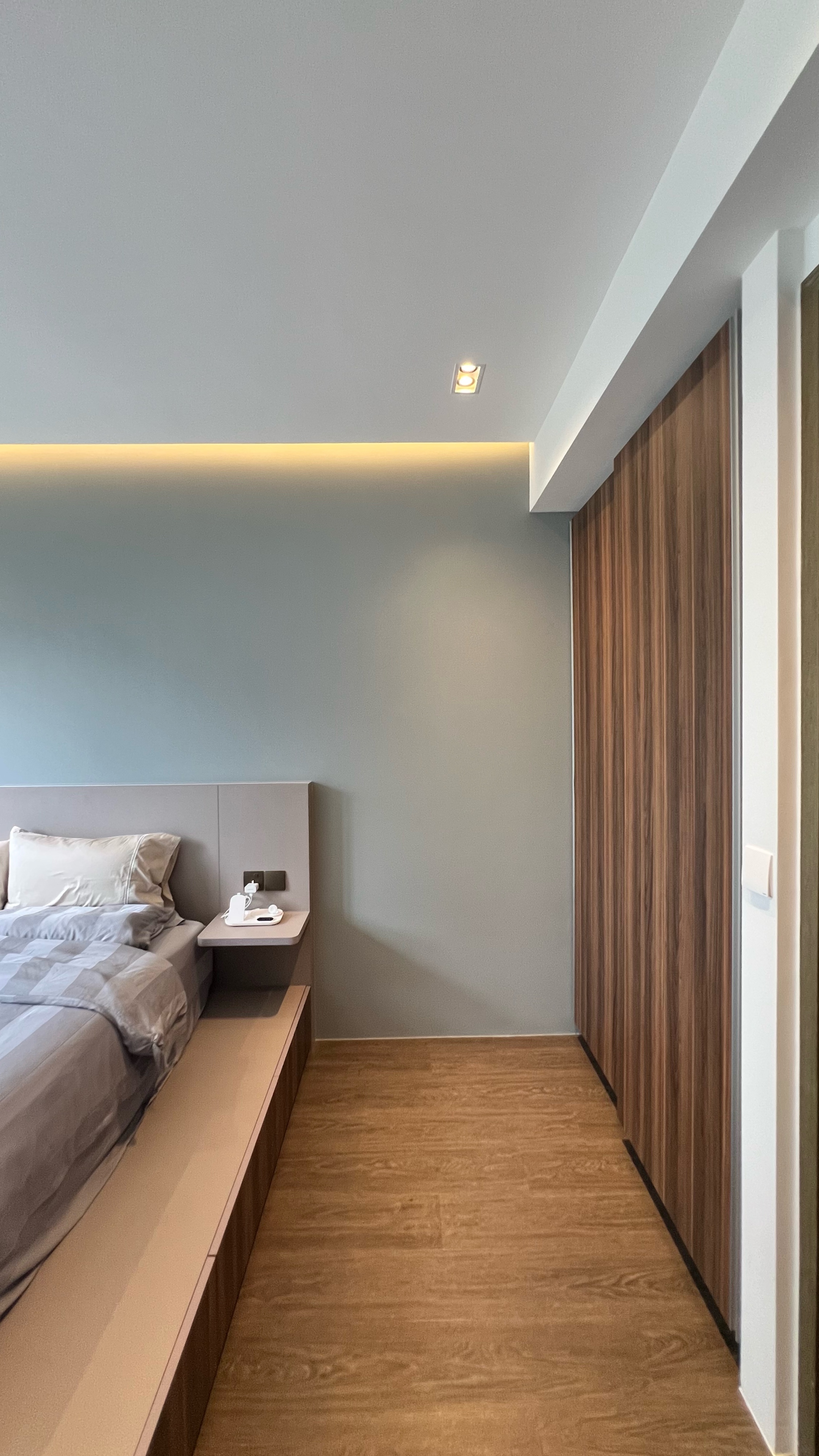 Our little cosmopolitan treehouse! - Modern bedroom with minimalist design, neutral color palette, wooden flooring, sleek