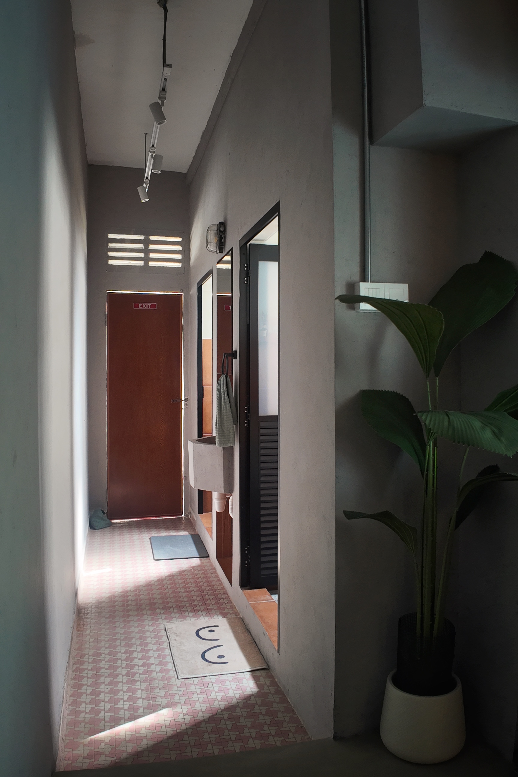 A-moody-vintage-walk-up-apartment-in-Lavender