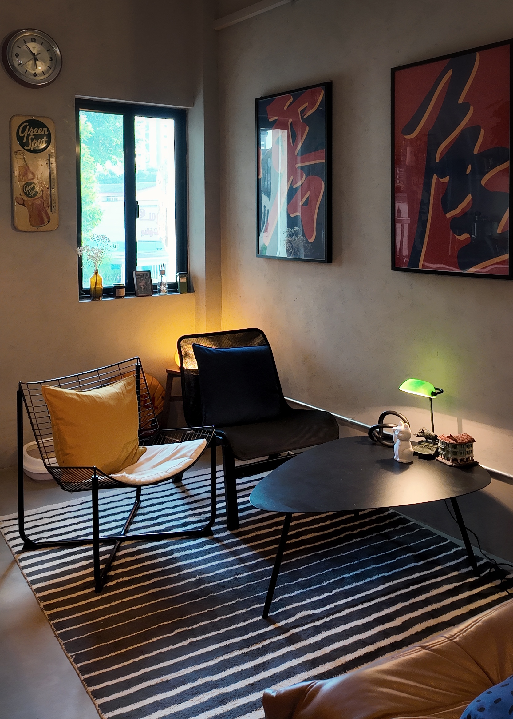 A-moody-vintage-walk-up-apartment-in-Lavender