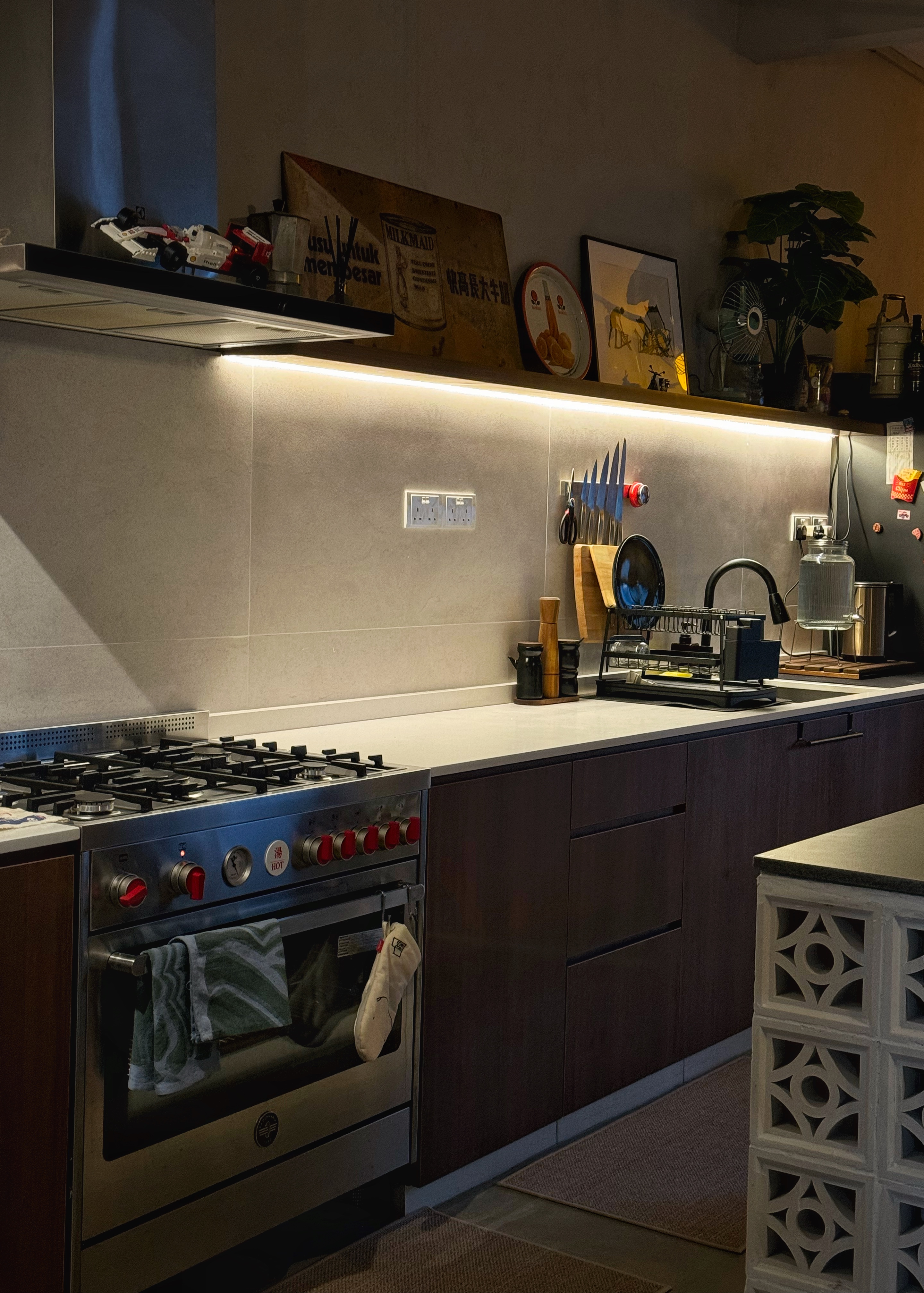 A-moody-vintage-walk-up-apartment-in-Lavender