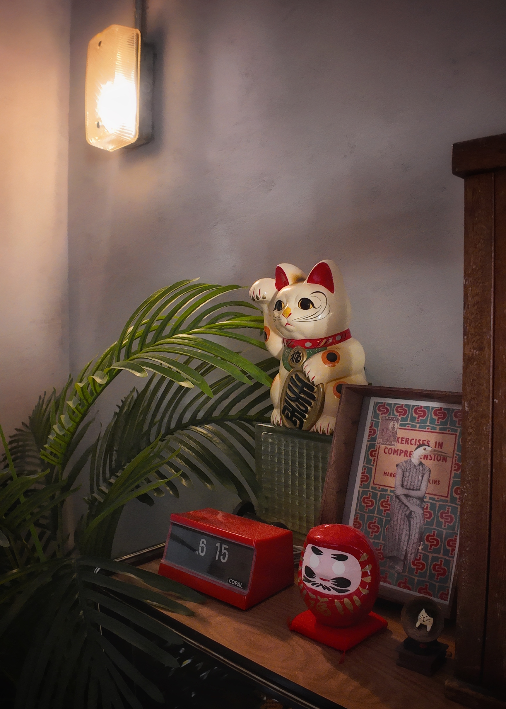 A-moody-vintage-walk-up-apartment-in-Lavender