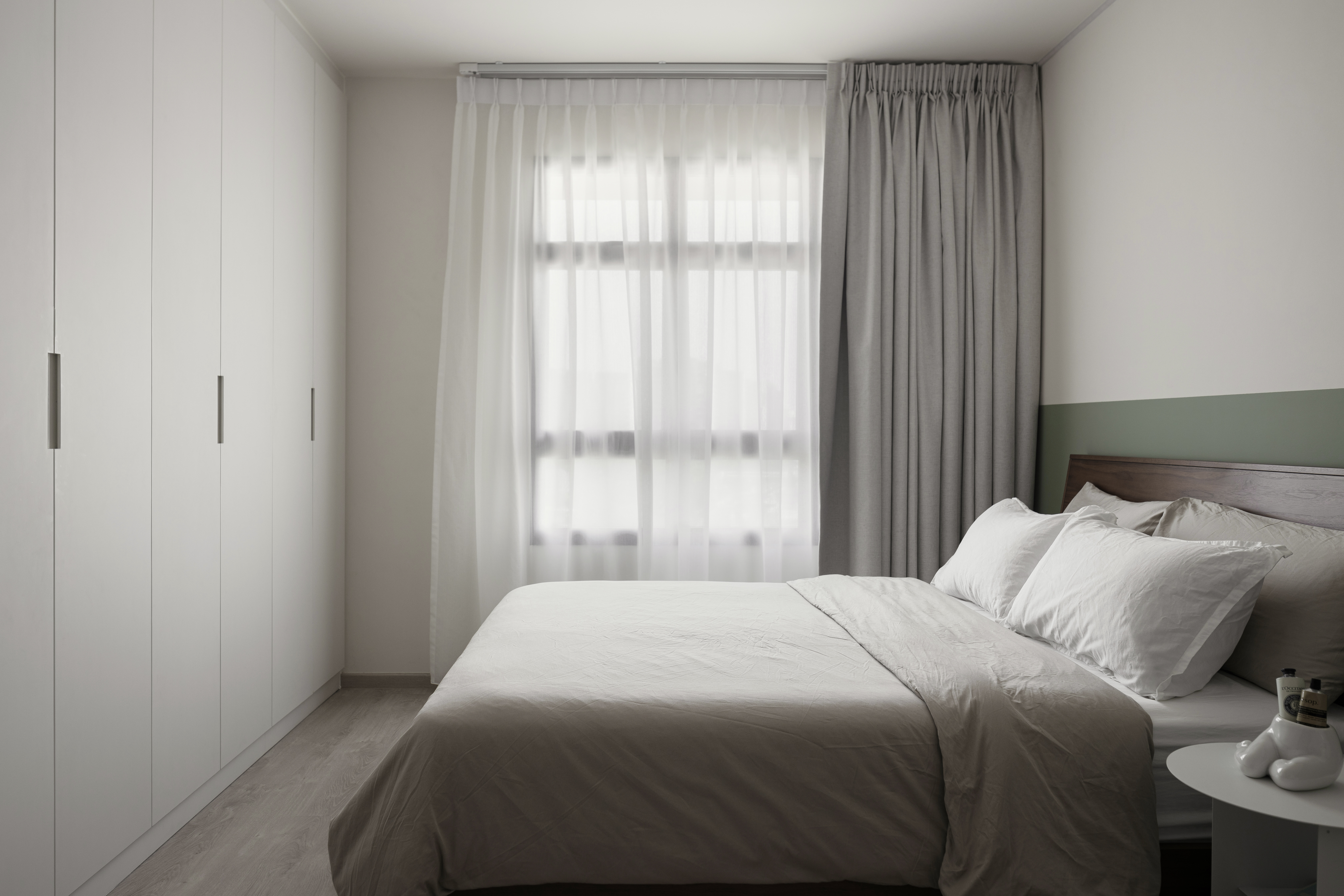 Cozy and creamy living space with a warm inviting ambience - White bedroom with minimalist design, large bed with white