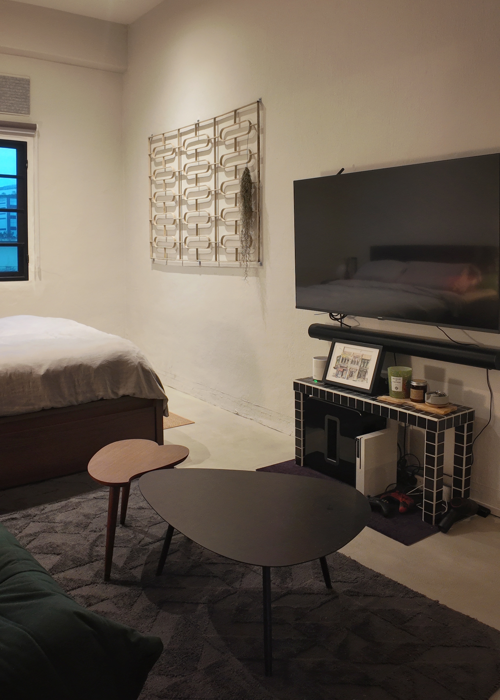 A-moody-vintage-walk-up-apartment-in-Lavender