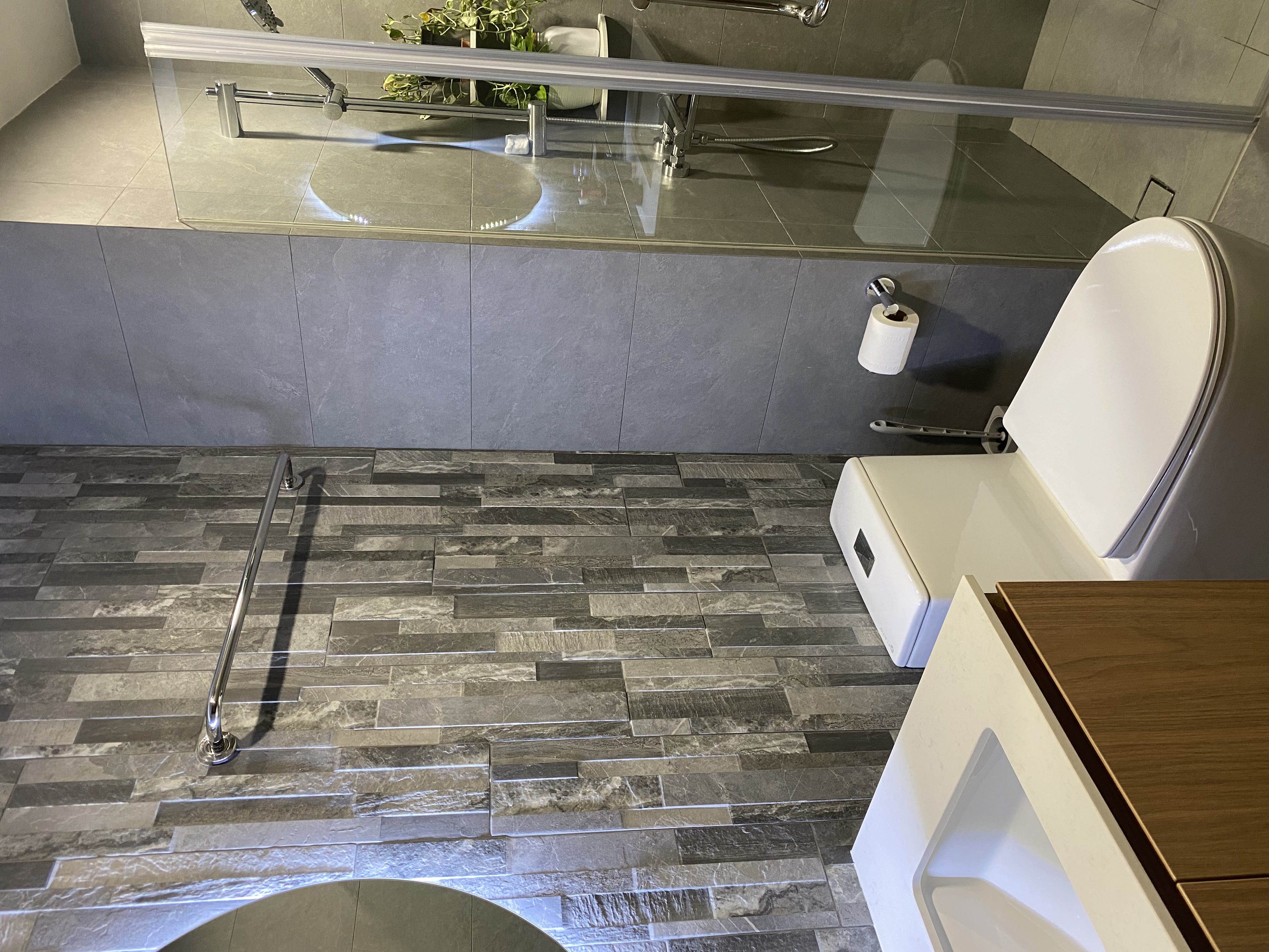 A home gallery and library in dark wood and grey tones - Grey marble tiles, modern bathroom, sleek design, contemporary