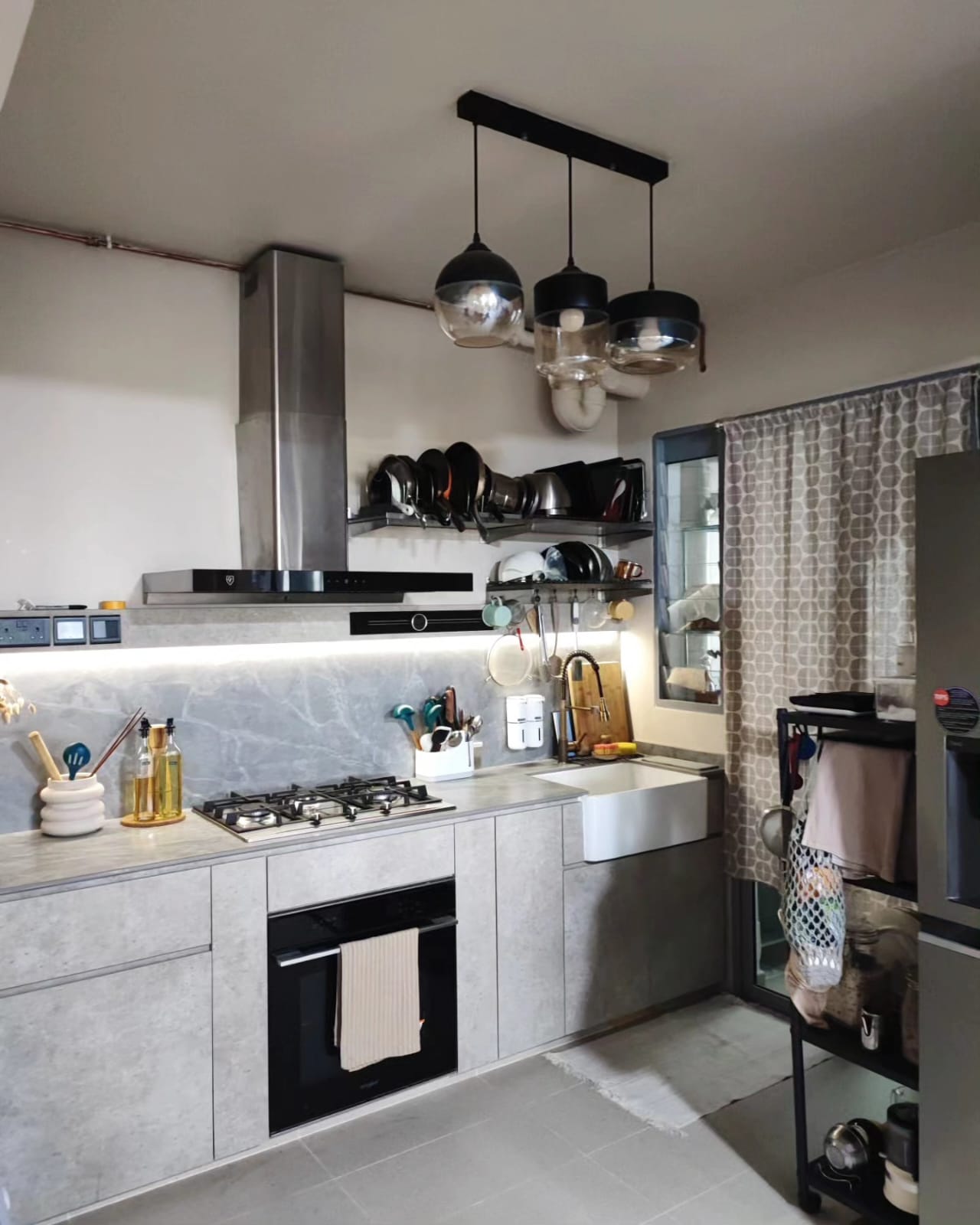 Welcome to our 15K modest & minimal home with 2 cats - modern kitchen, stainless steel range, gas stove, under-cabinet