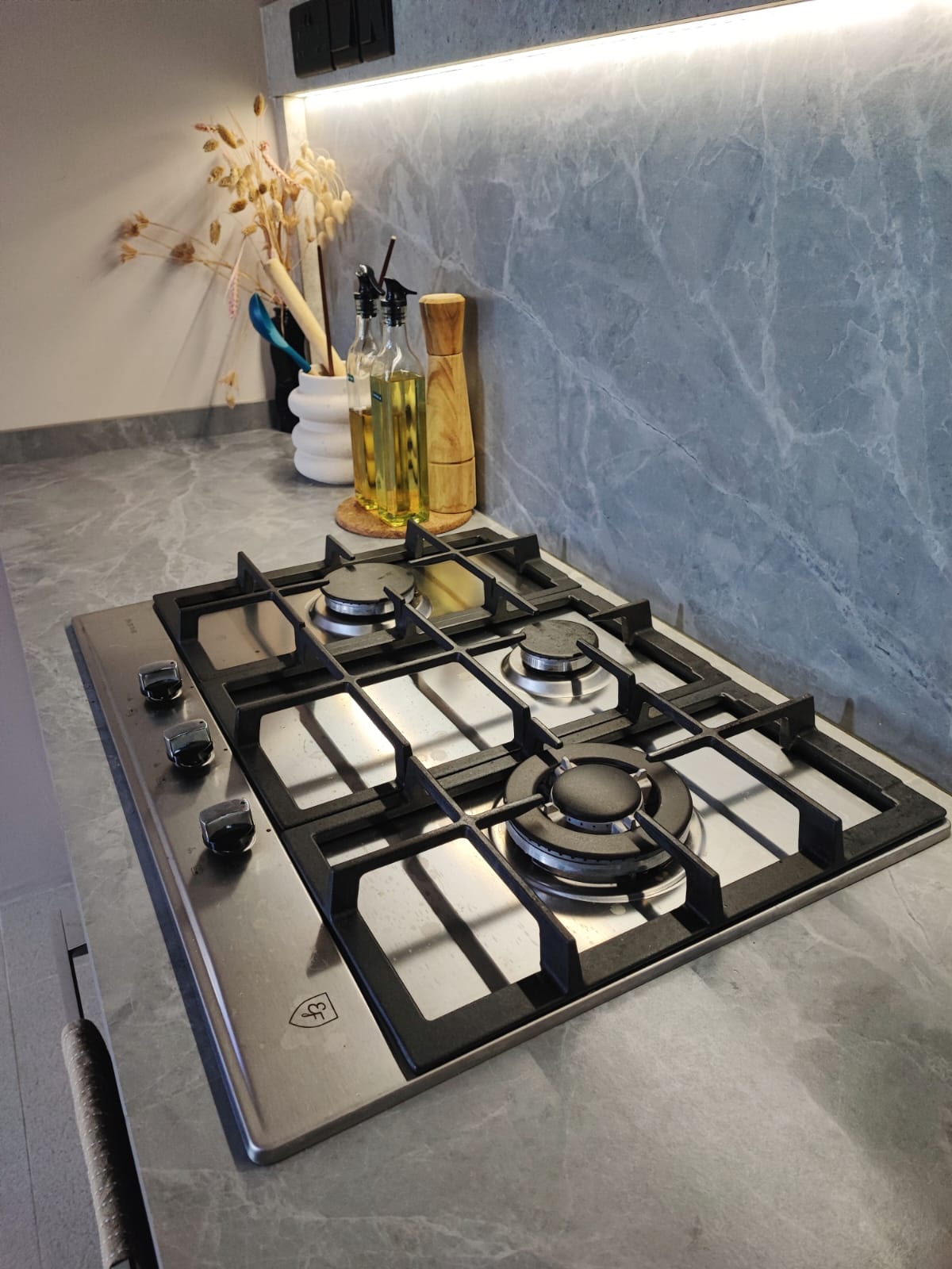 Welcome to our 15K modest & minimal home with 2 cats - modern kitchen countertop, gas stove with control knobs, sleek black