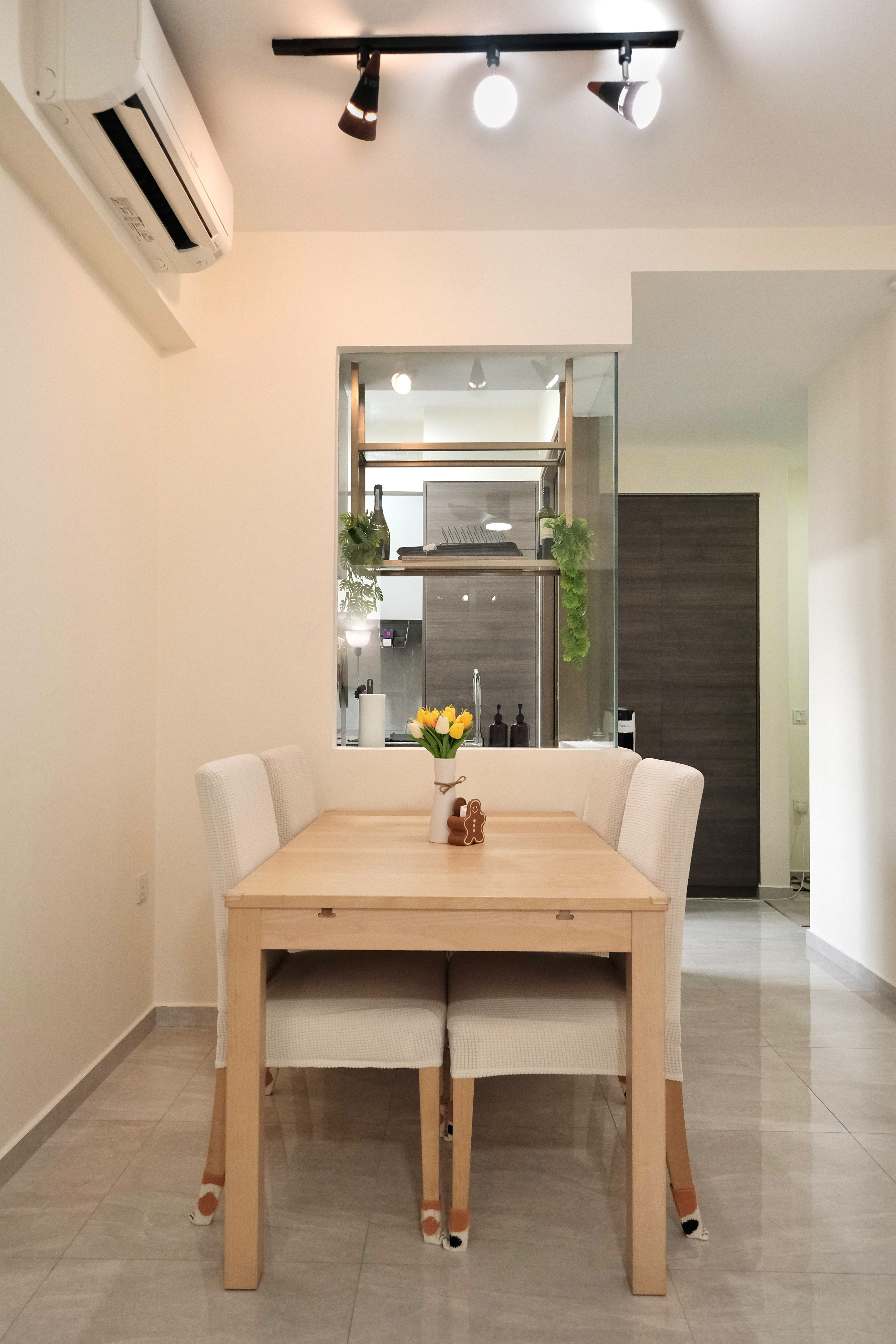 Minimalist Cozy Living in the North-East - Modern dining room, minimalist design, wooden dining table, white upholstered