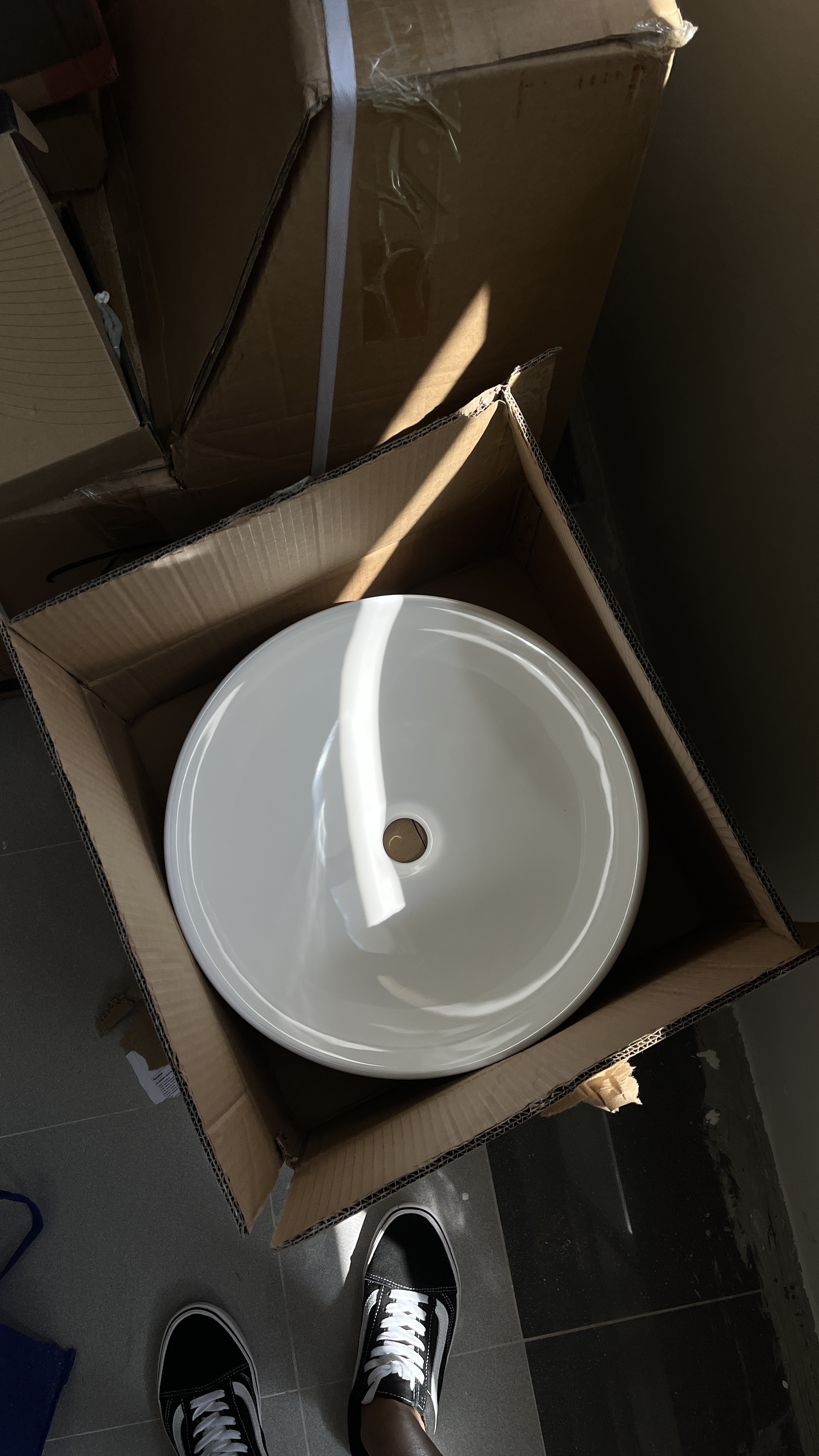 Tips & Tricks for Renovation Rendering - Box, cardboard, cardboard box, open box, white sink, white basin, shiny sink, black