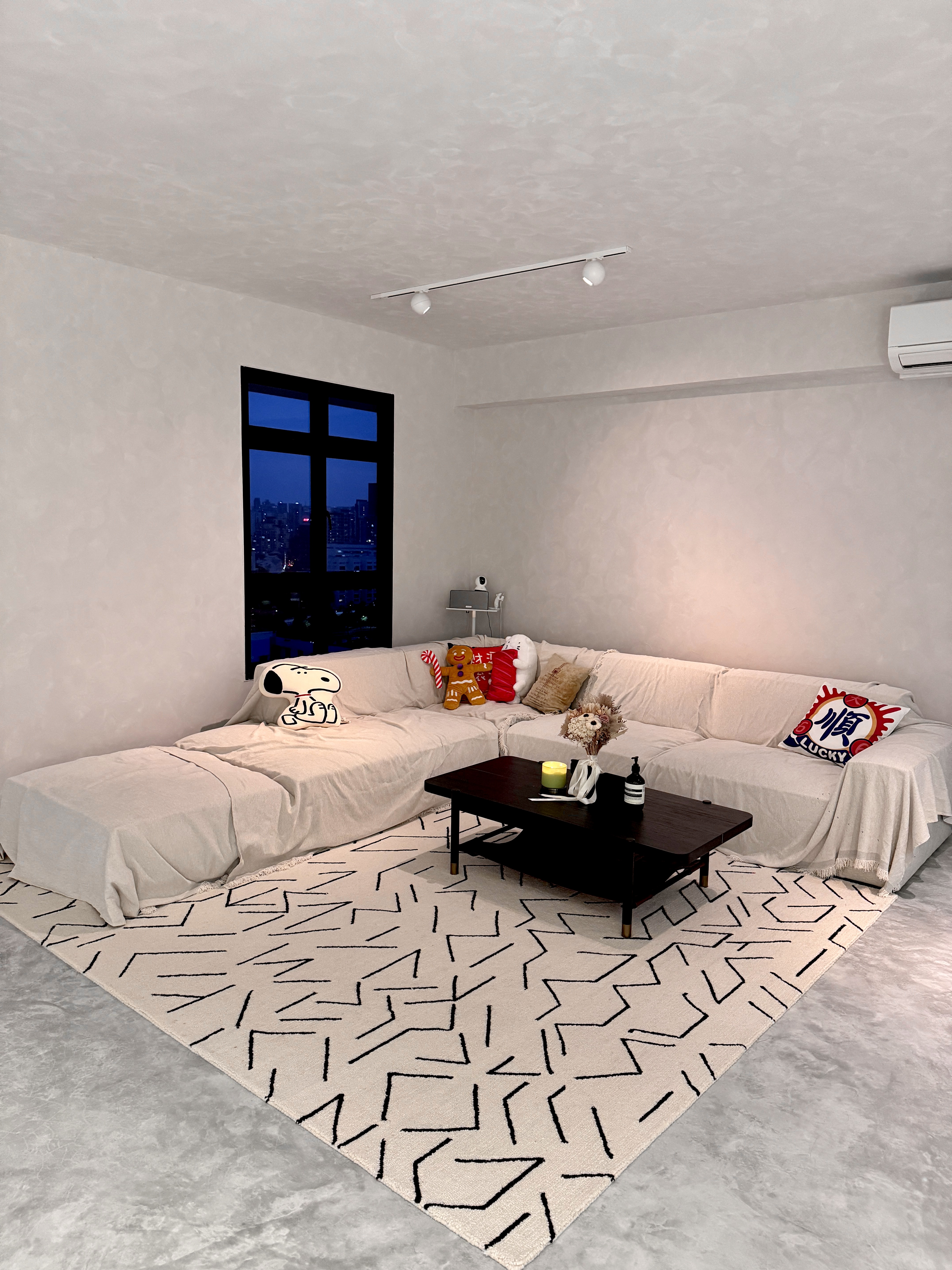 Check out this spacious dream home, a mix of Sabi Sabi & Industrial - Modern living room, cozy seating, beige sofa