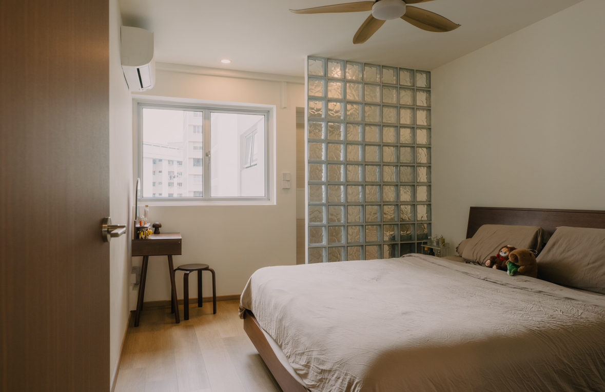 Cosy-Neutral-&-Walnut-Themed-Bedroom-with-a-Retro-Glass-Block-Wall-