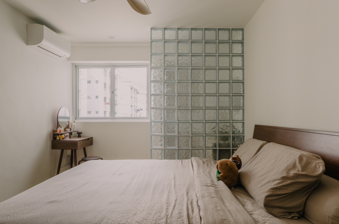 Cosy-Neutral-&-Walnut-Themed-Bedroom-with-a-Retro-Glass-Block-Wall-