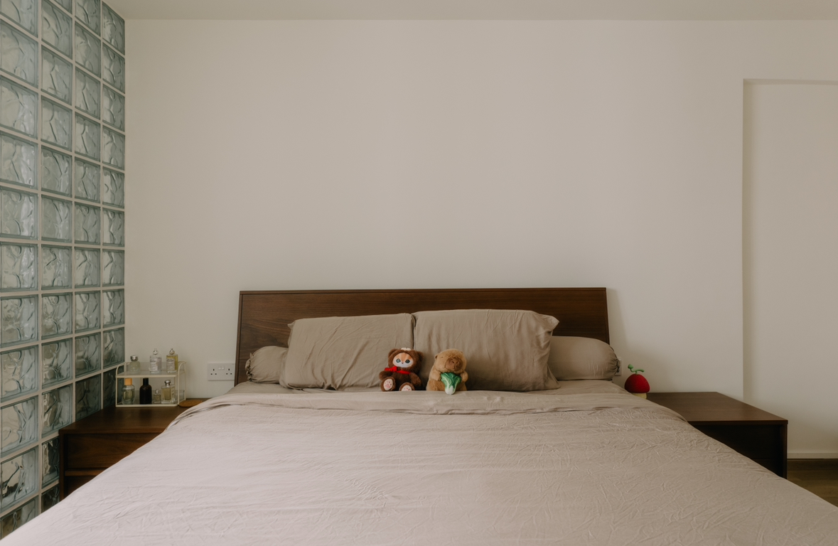 Cosy-Neutral-&-Walnut-Themed-Bedroom-with-a-Retro-Glass-Block-Wall-