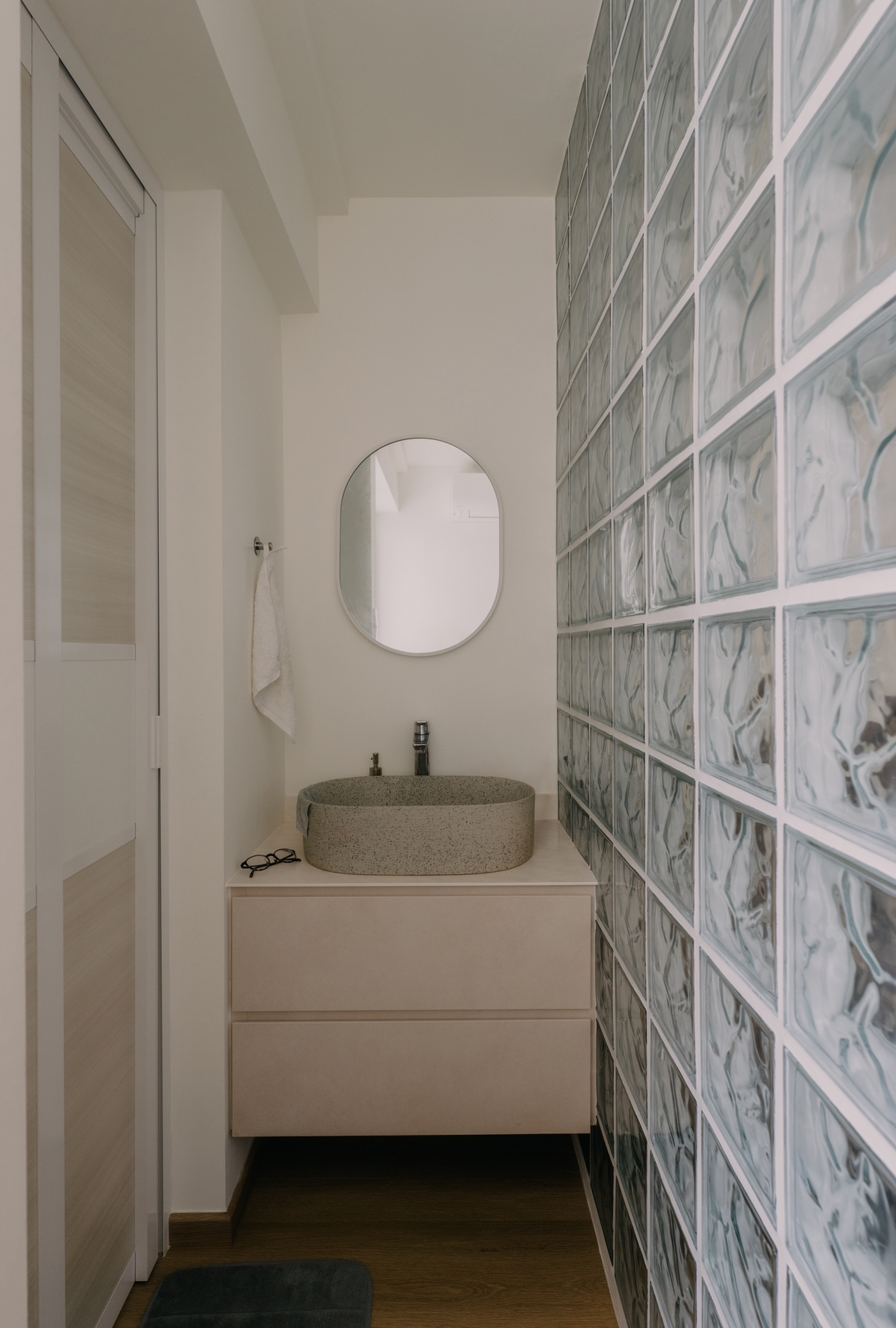 Cosy-Neutral-&-Walnut-Themed-Bedroom-with-a-Retro-Glass-Block-Wall-