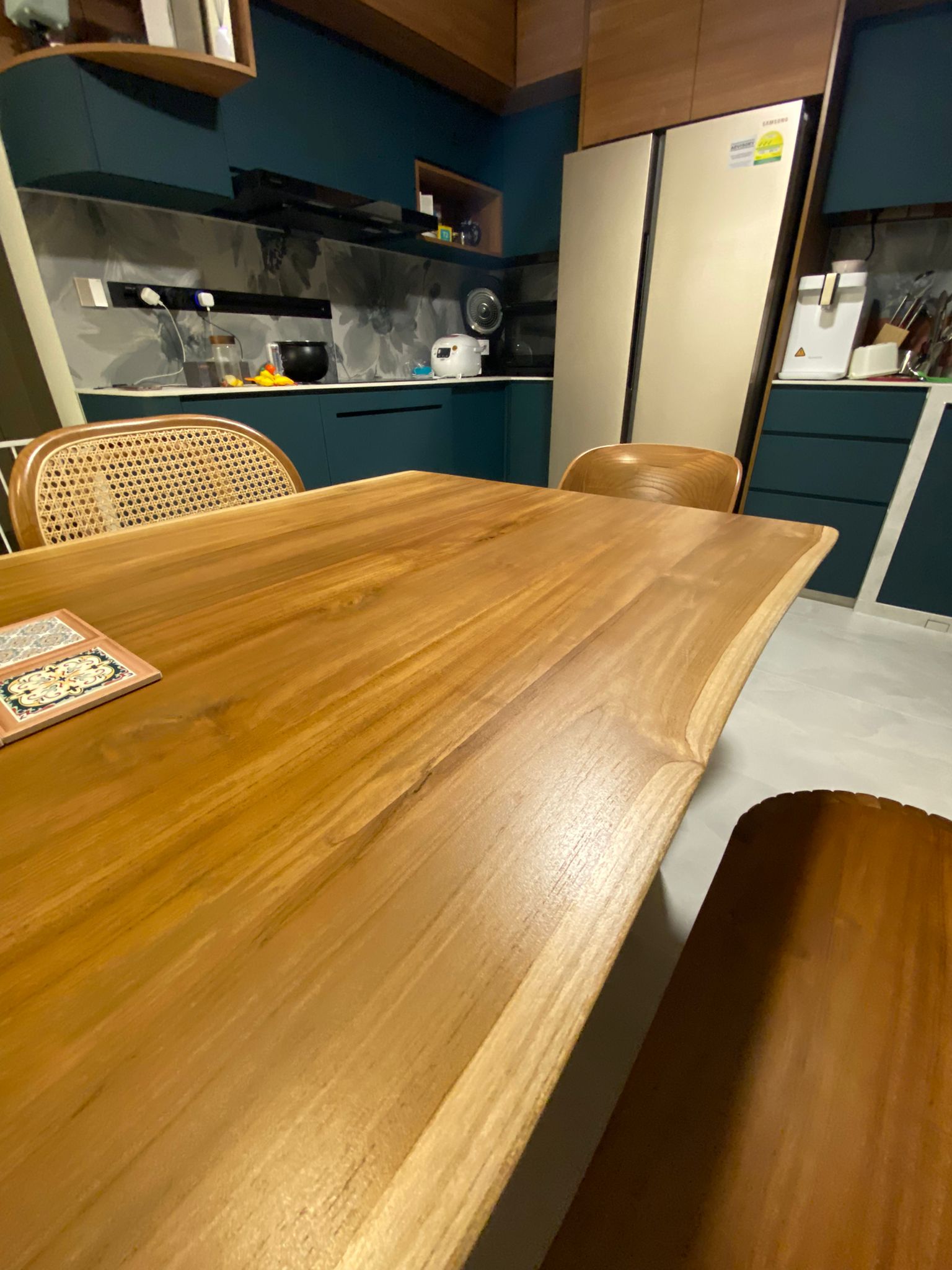 Dining-in-wood-and-tropical-serenity