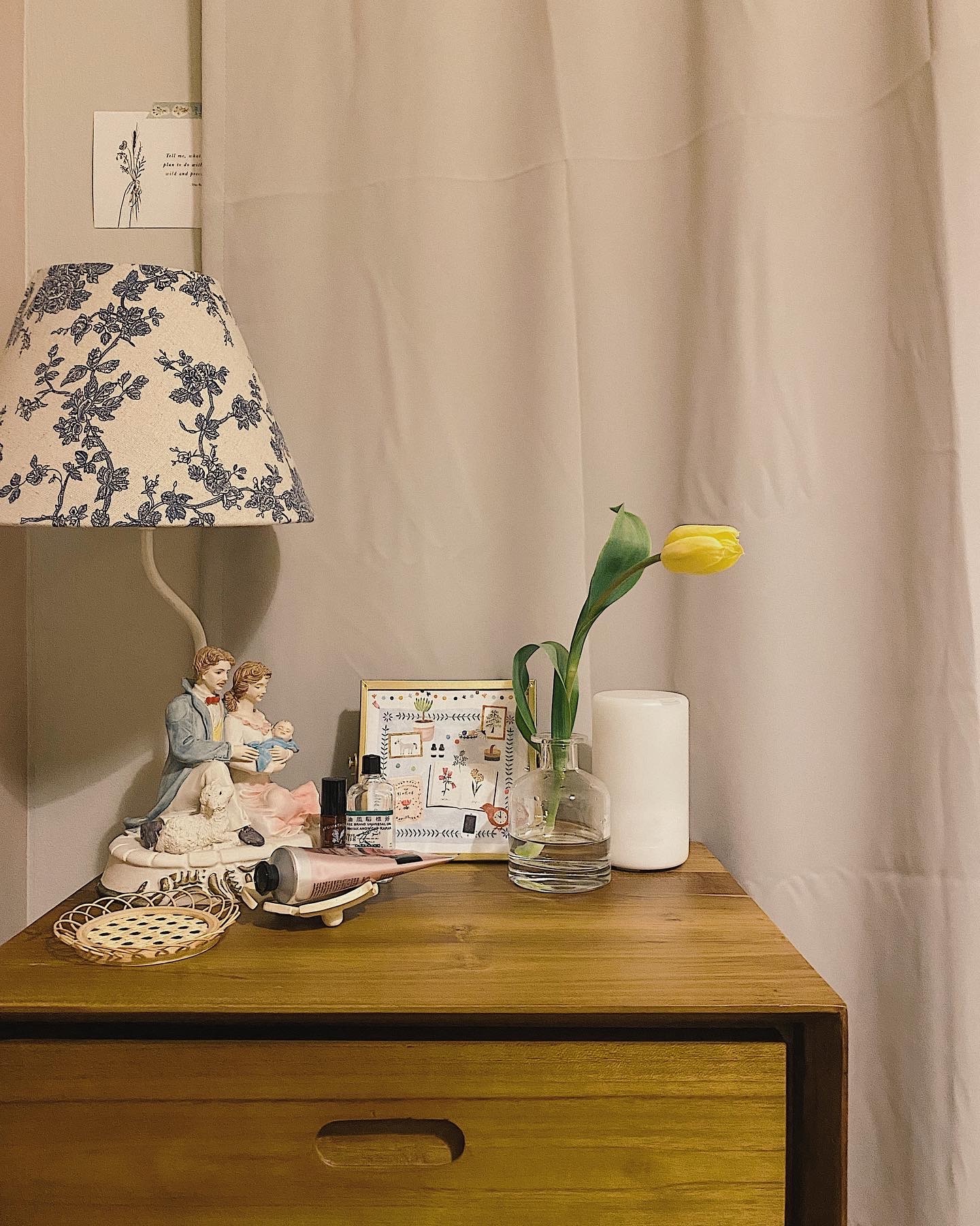 Cosy, tranquil and cottage home in a 2BR Dual-key Apt in the East - Floral-patterned lampshade, vintage family figurine