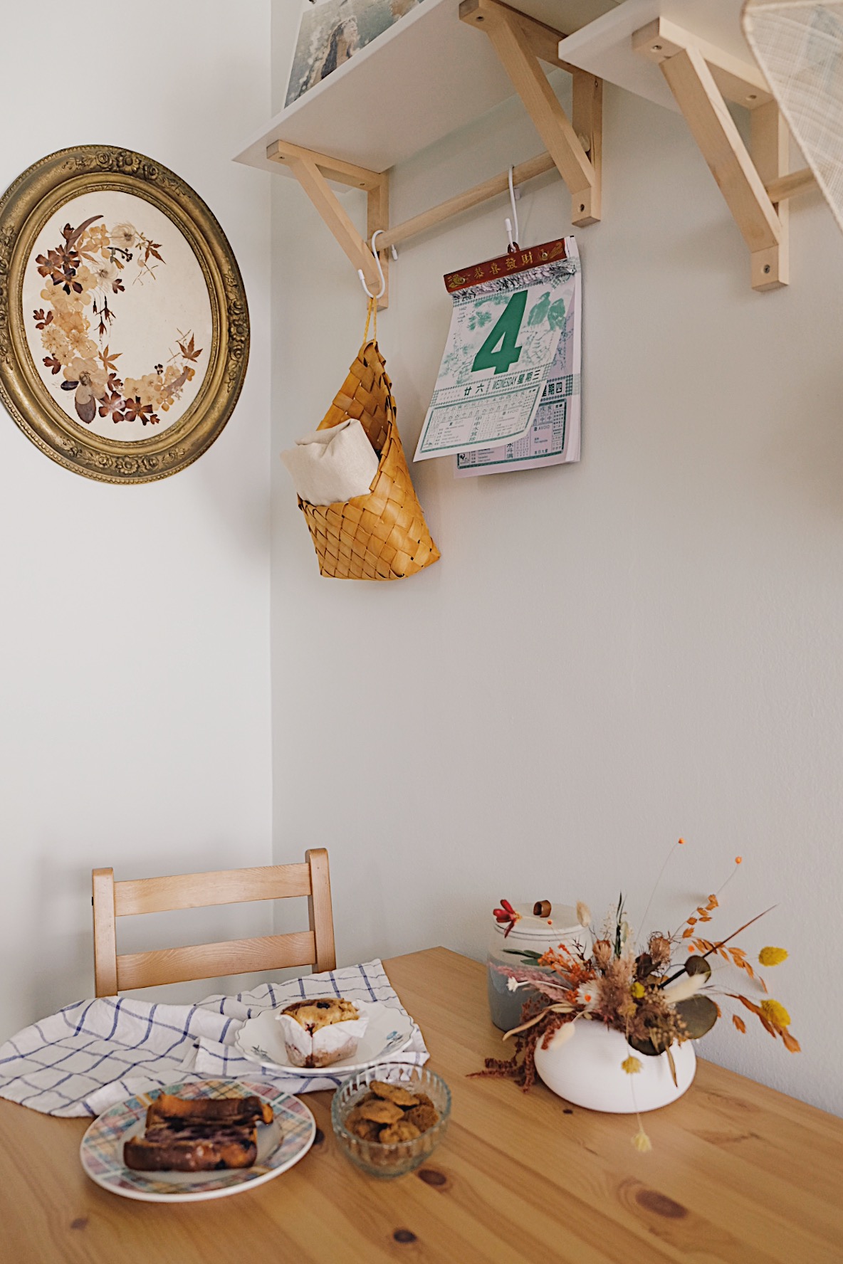 Cosy, tranquil and cottage home in a 2BR Dual-key Apt in the East - Wooden dining table, rustic charm, autumn-themed decor