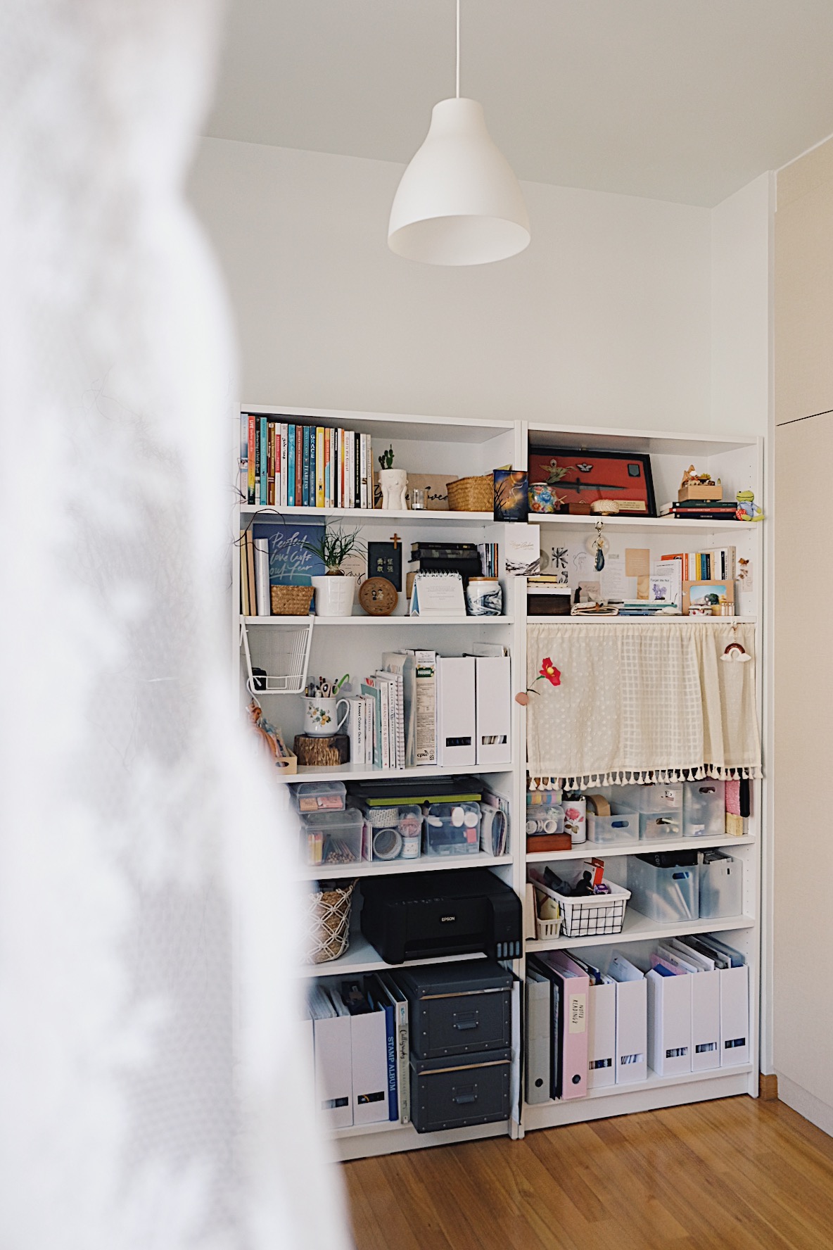 Cosy, tranquil and cottage home in a 2BR Dual-key Apt in the East - Organized bookshelf, white shelving, neatly arranged