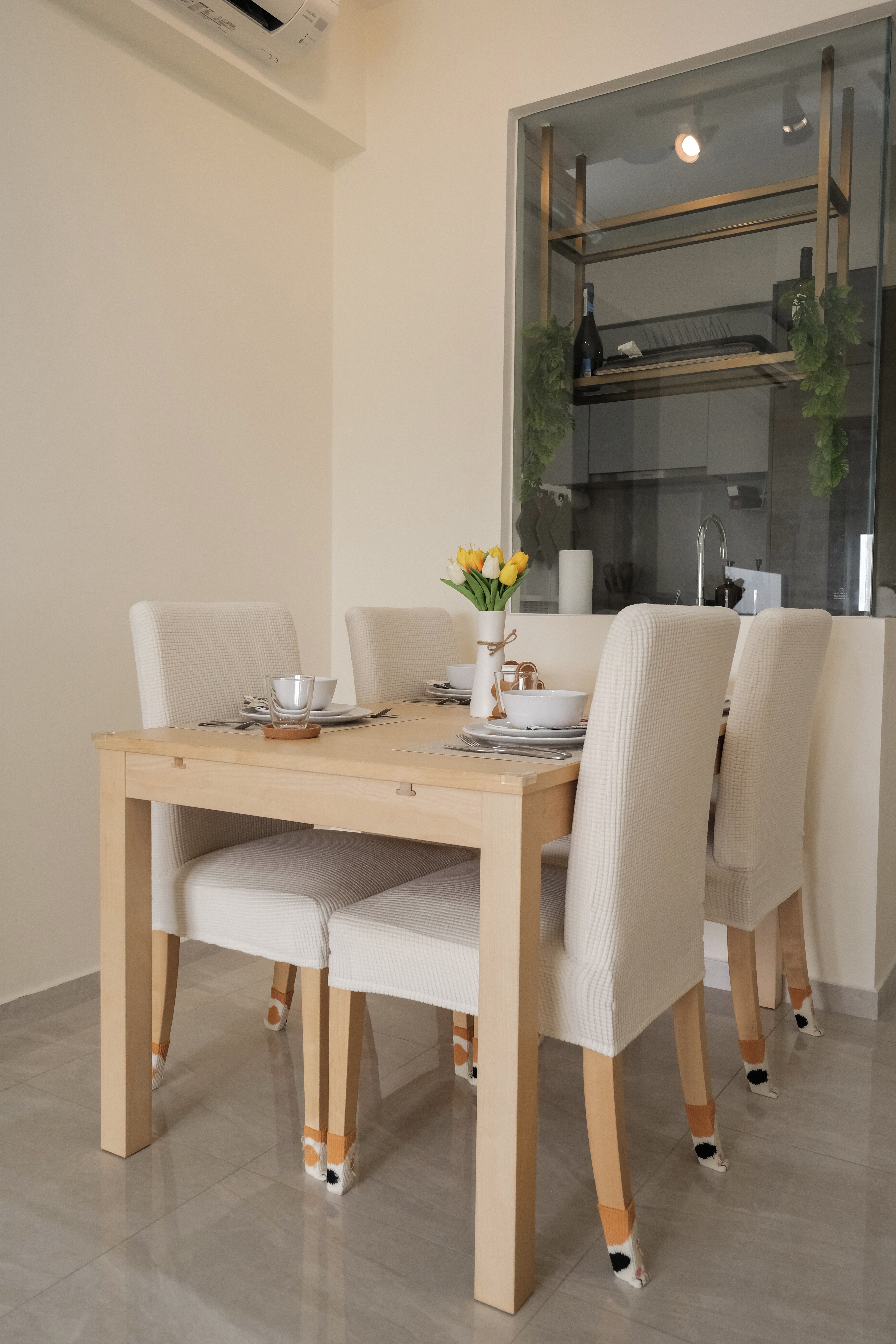4 guests? 10 guests? Not a problem for our minimalist dining space! - Modern dining room with minimalist design, light beige