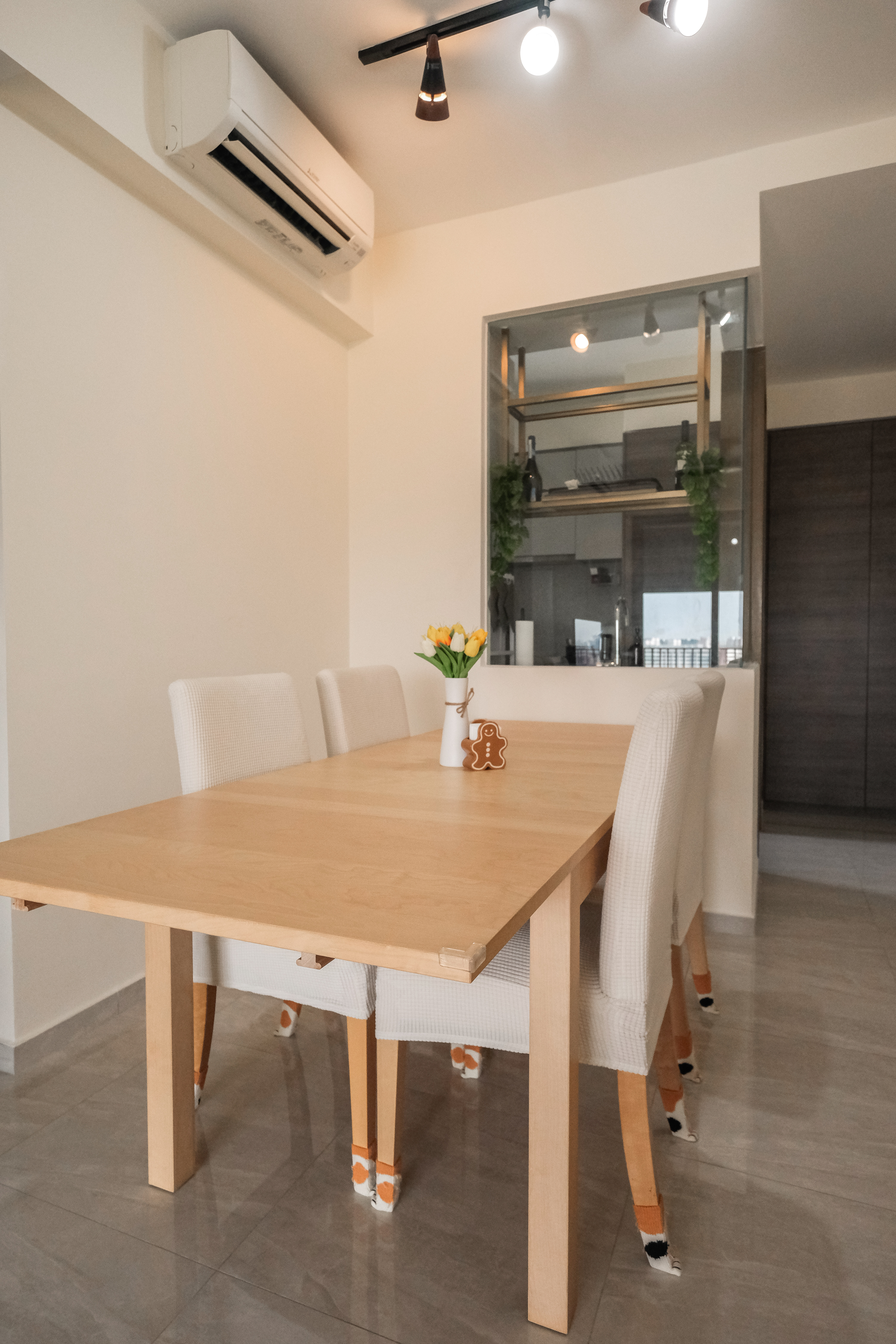 4 guests? 10 guests? Not a problem for our minimalist dining space! - Modern dining room with wooden table and chairs, air